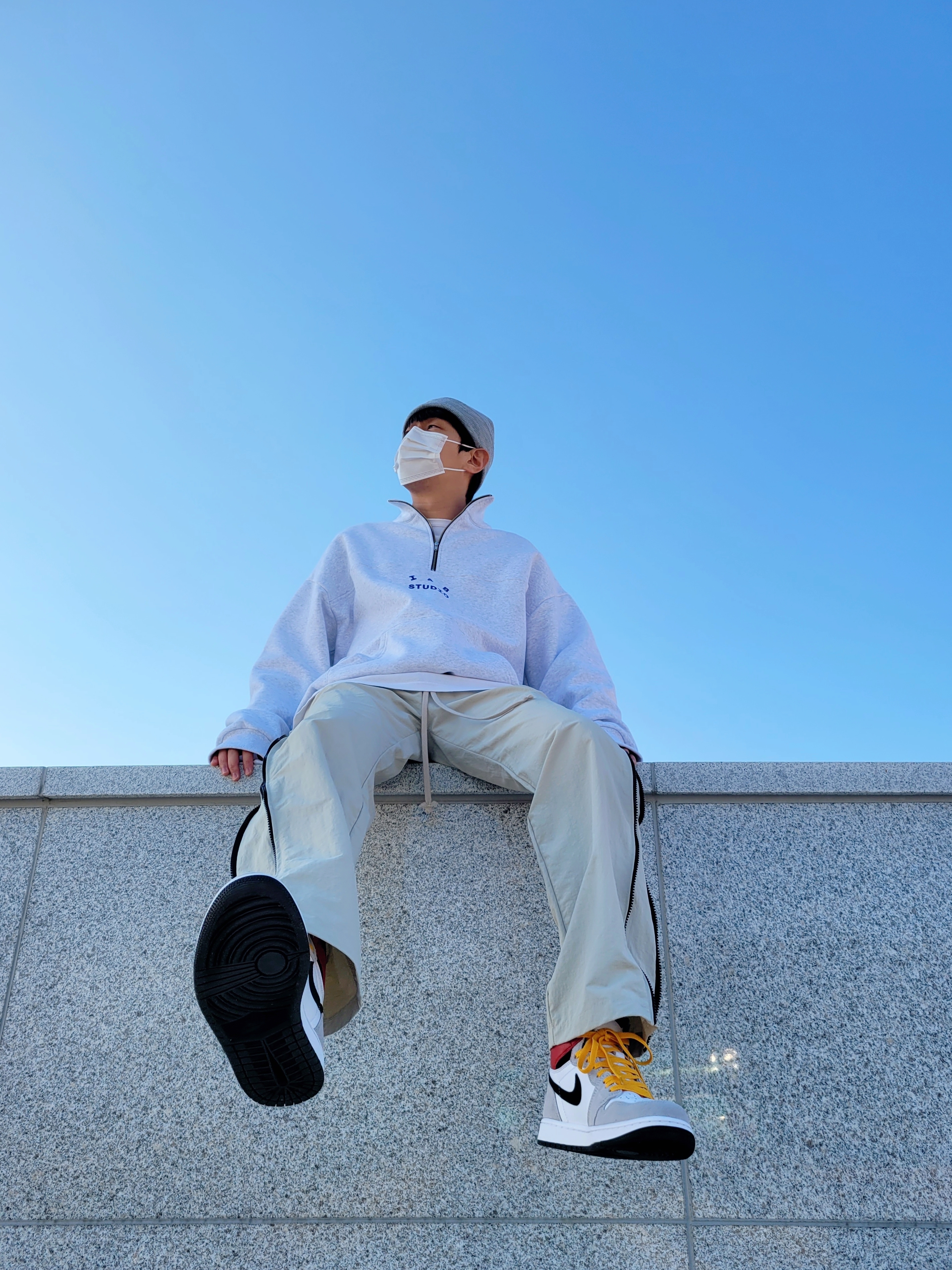 IAB Studio Half Zip Pullover Light Gray, Jordan 1 Retro High OG Light Smoke Grey 착용 스타일 - 1