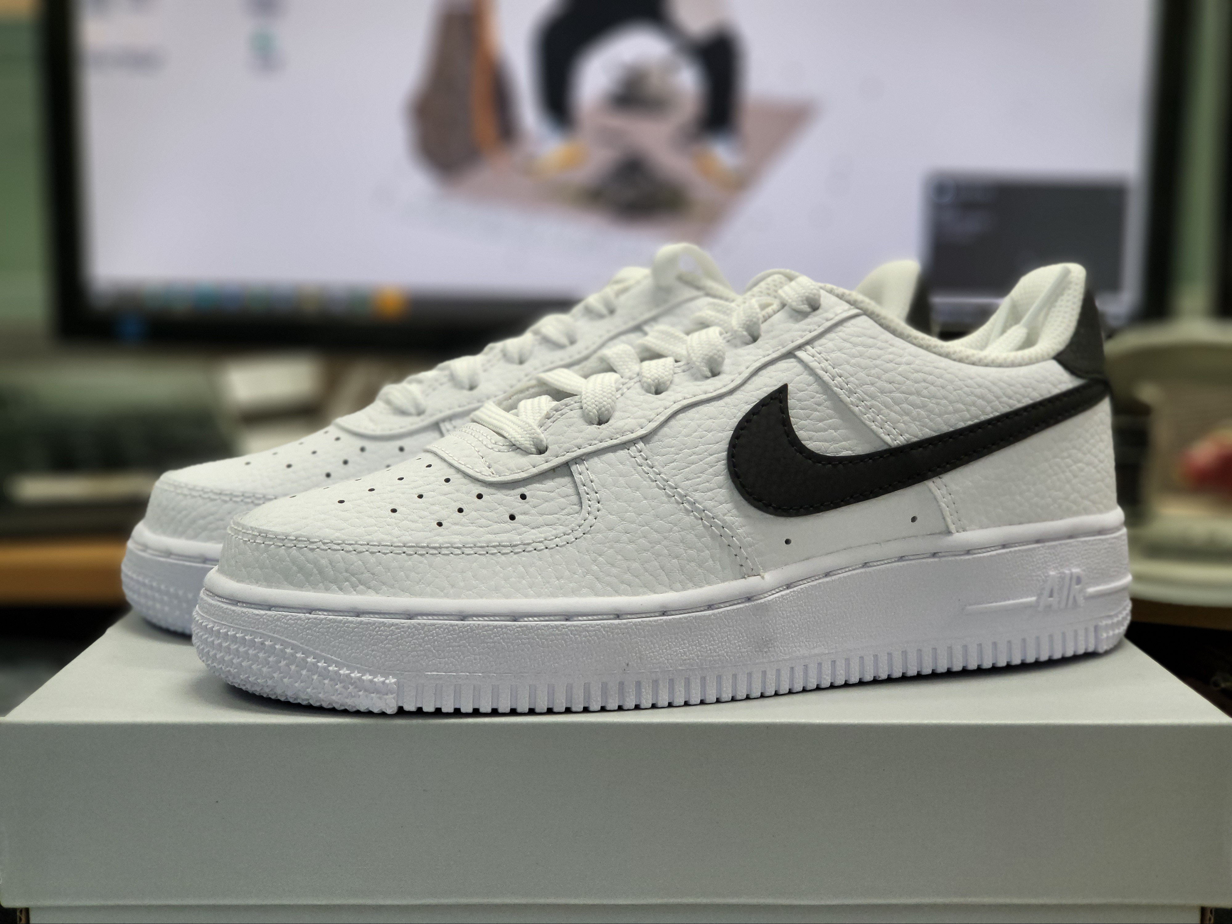 (GS) Nike Air Force 1 White Black 착용 스타일