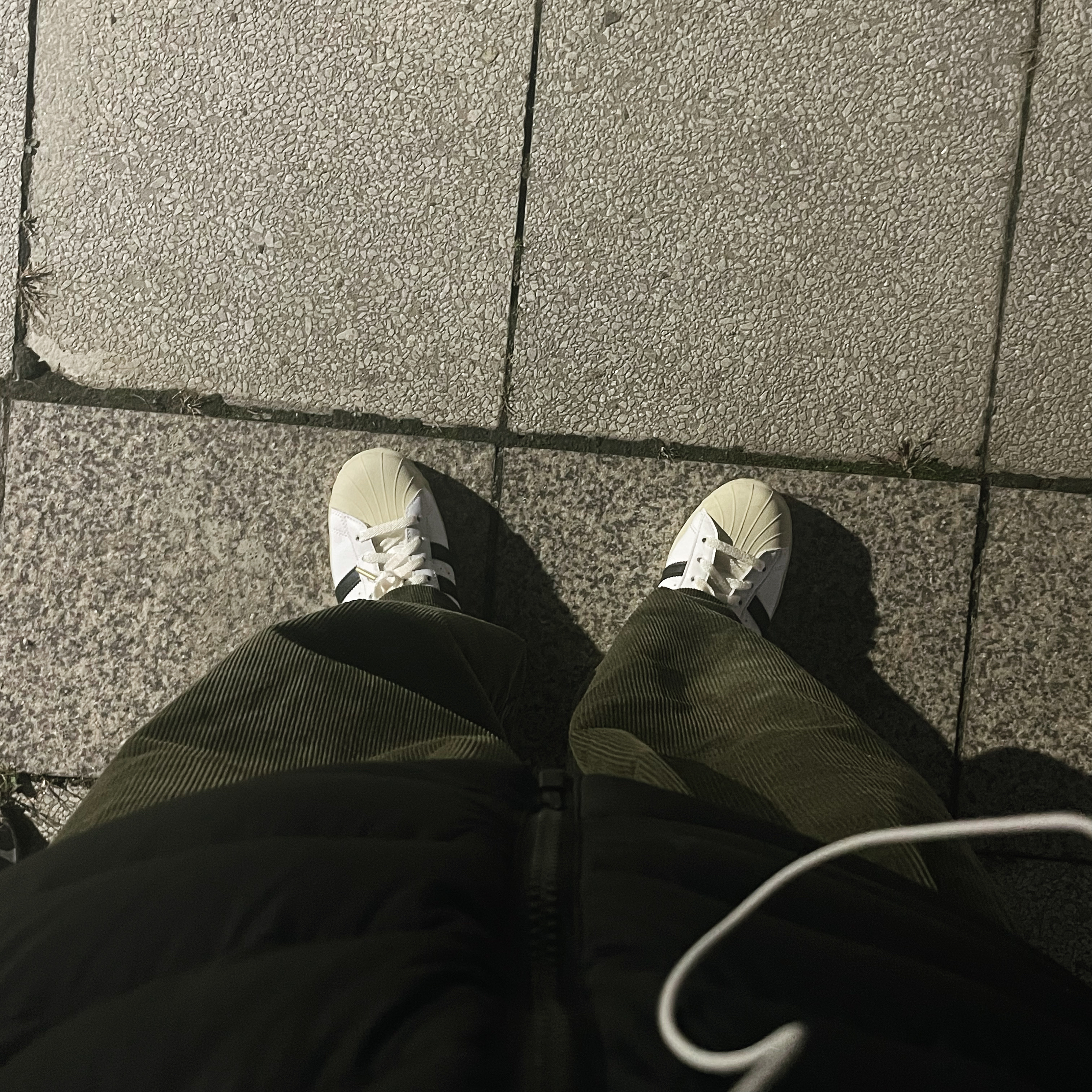 Adidas Superstar Premium White Black 착용 스타일