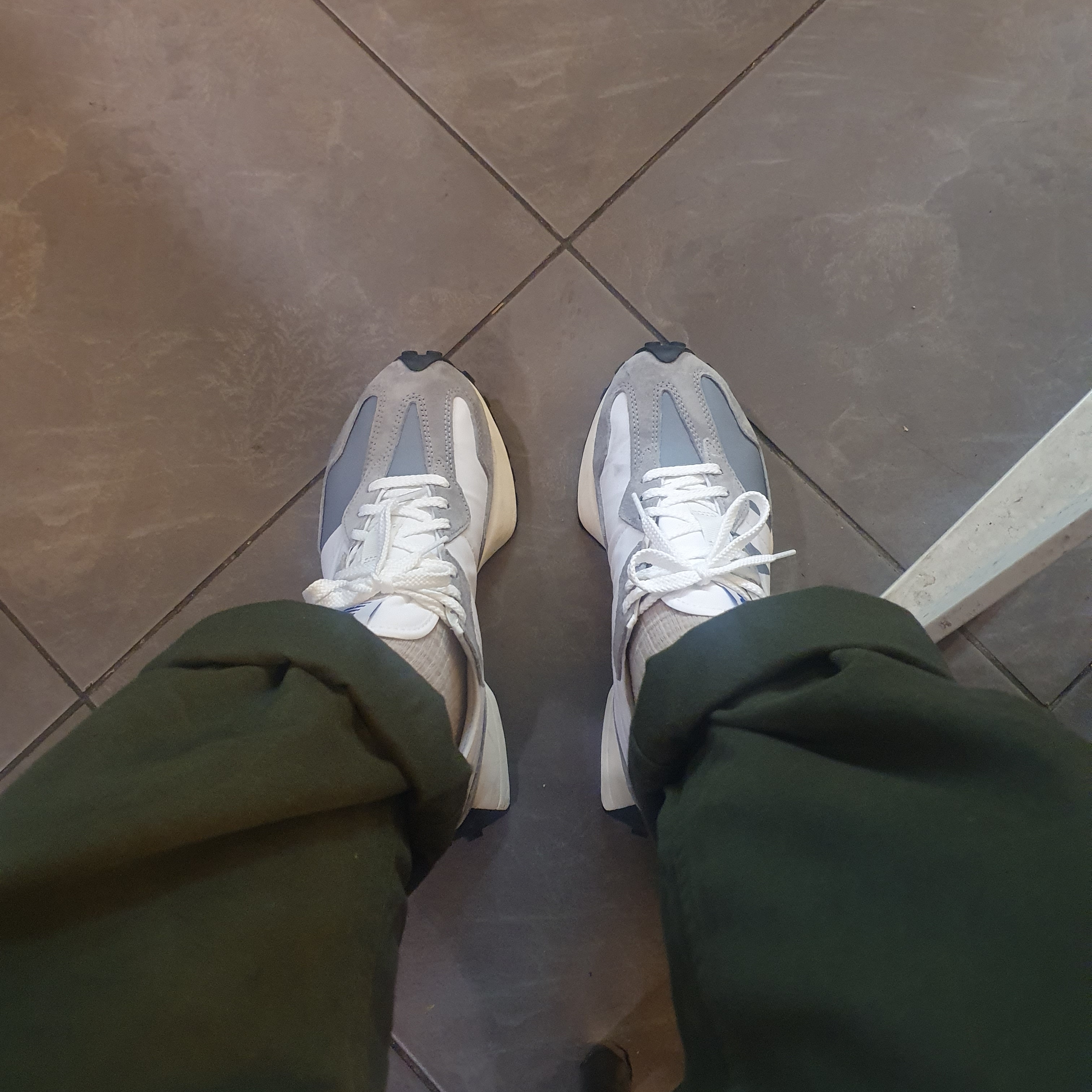 New Balance 327 Grey 착용 스타일
