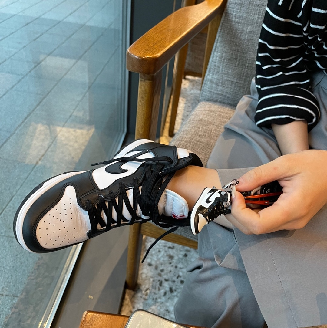 (W) Nike Dunk High Black and White 착용 스타일 - 1