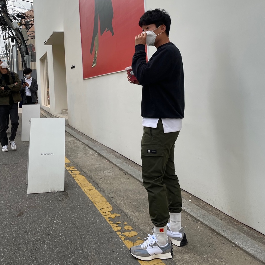 New Balance 327 Grey 착용 스타일