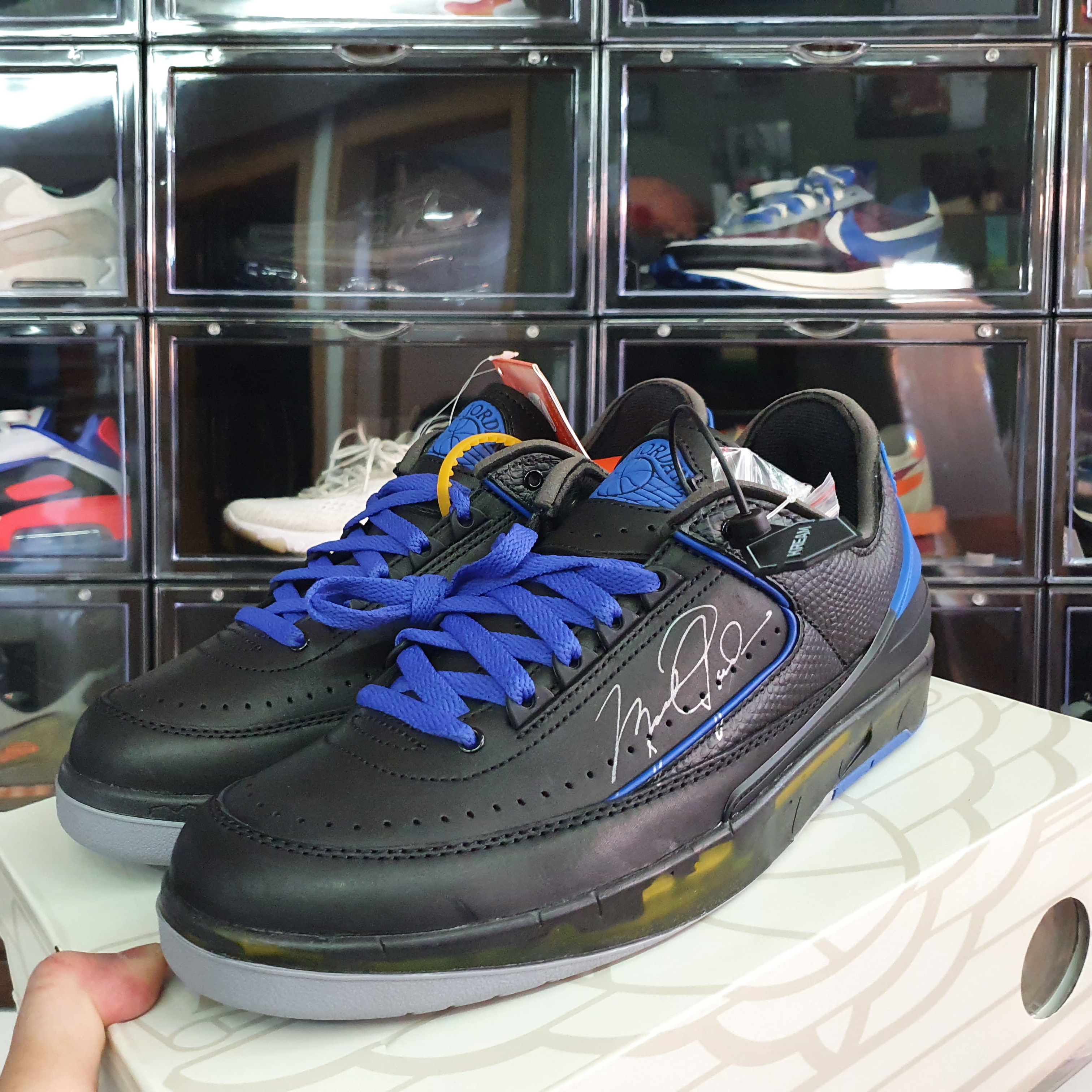 Jordan 2 x Off-White Retro Low SP Black and Varsity Royal 착용 스타일