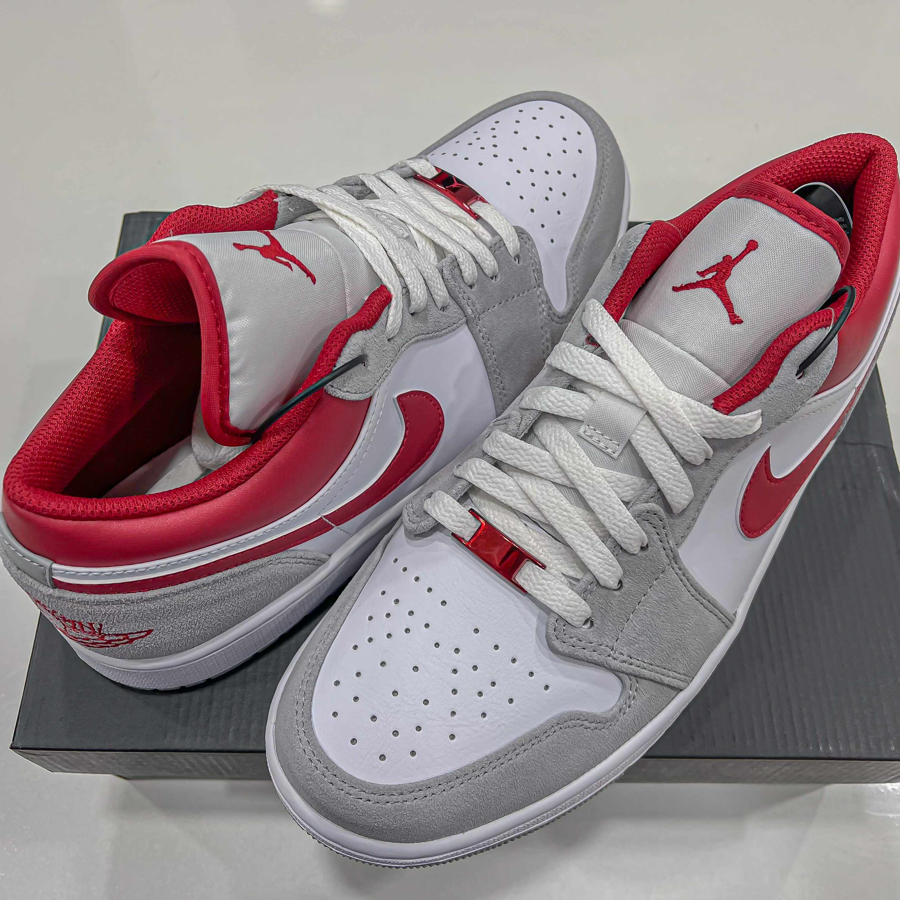 Jordan 1 Low SE Light Smoke Grey Gym Red 착용 스타일 - 1