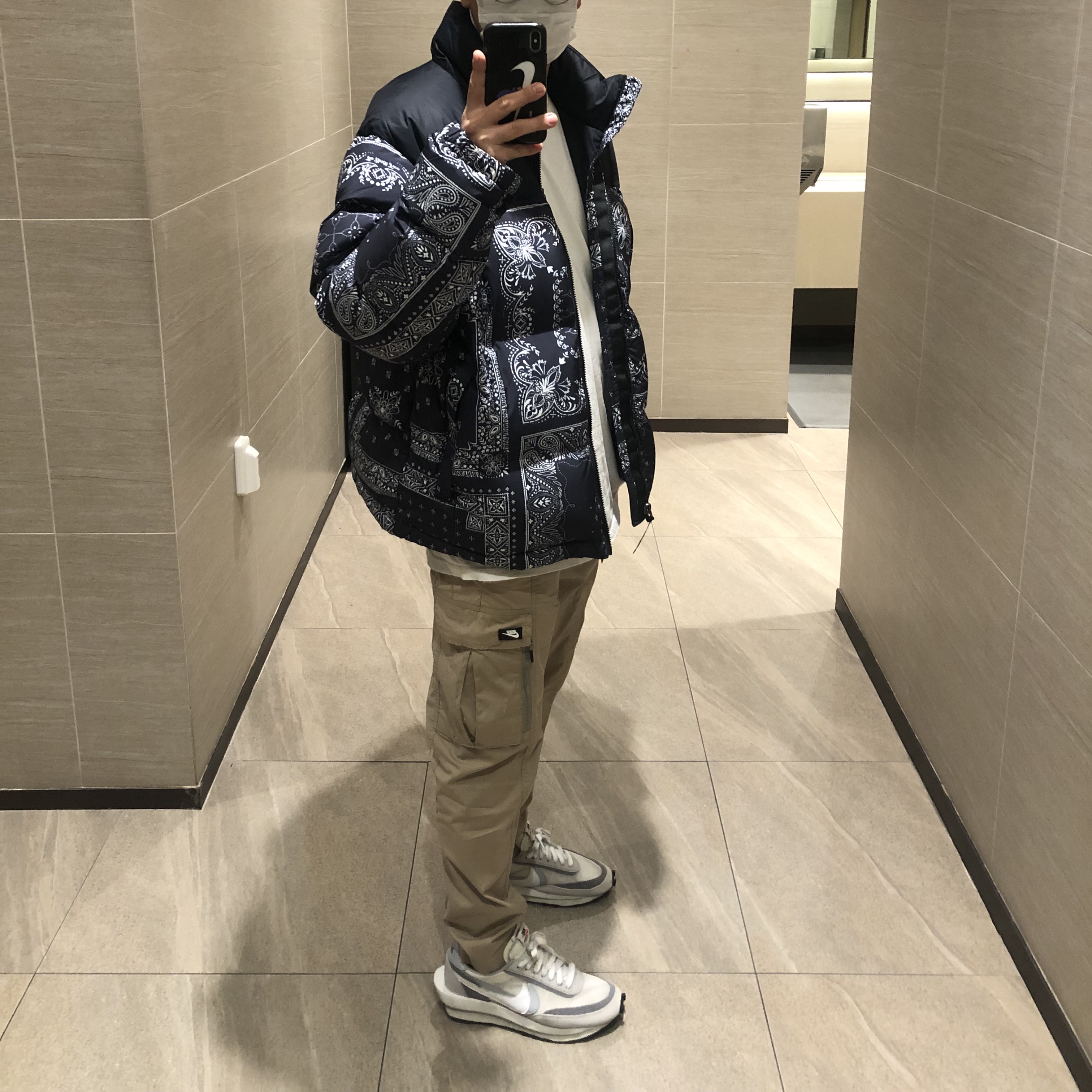 The North Face 1996 Novelty Nuptse Jacket Dark Navy, Nike x Sacai x Fragment LDWaffle Light Smoke Grey 착용 스타일 - 3