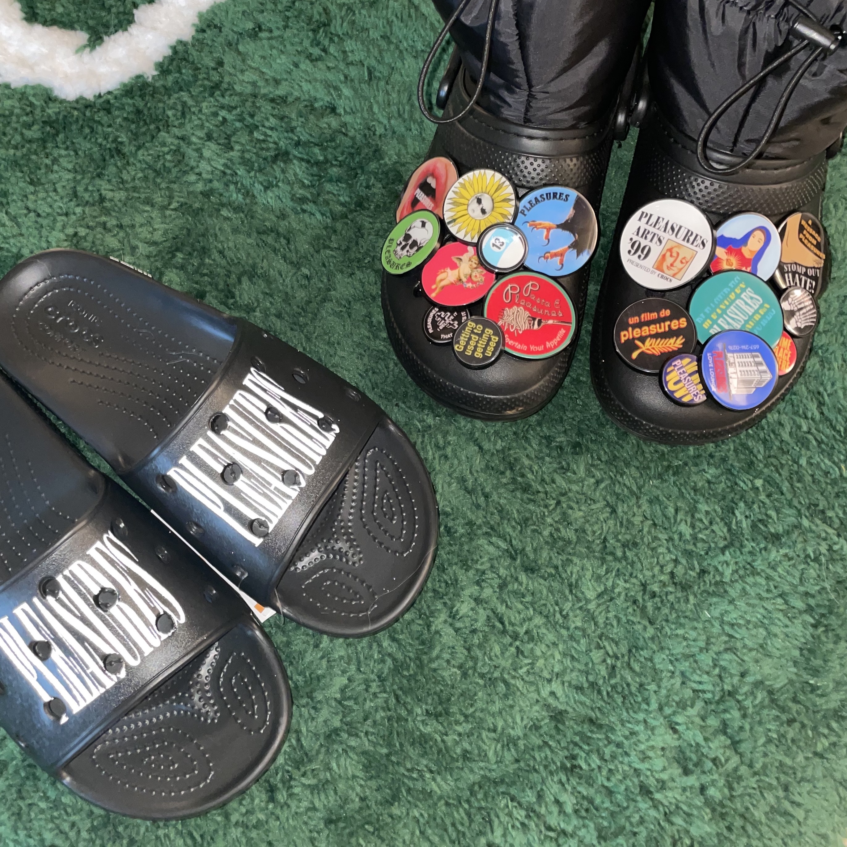 Crocs x Pleasures All Terrain Clog Black 착용 스타일 - 1