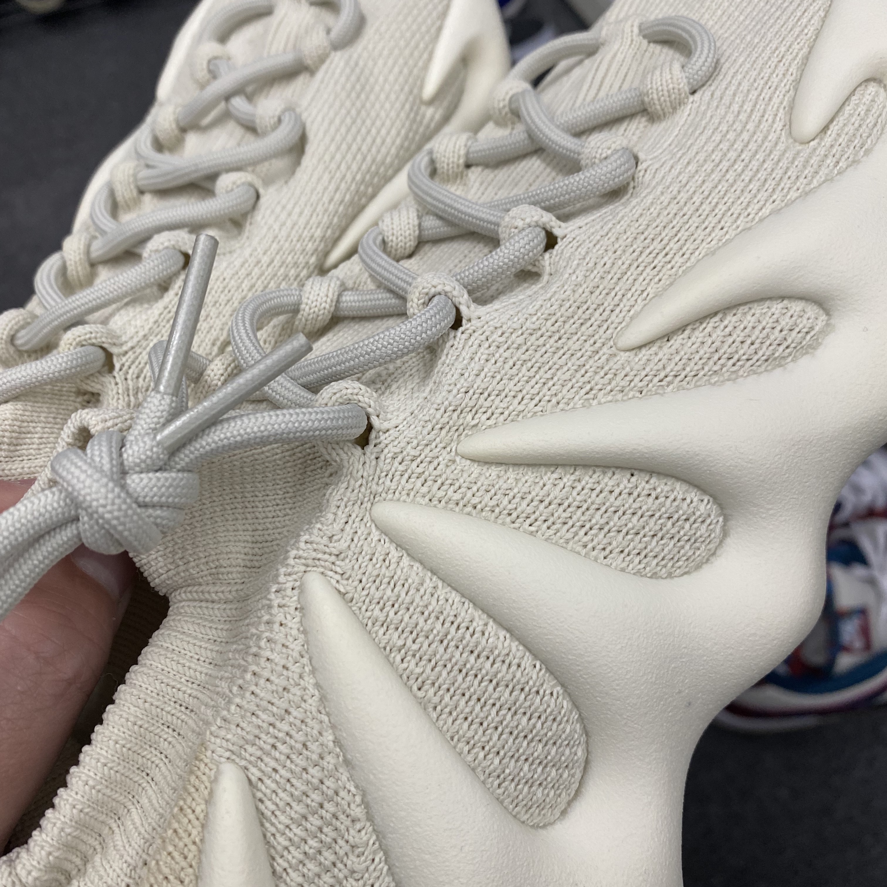 Adidas Yeezy 450 Cloud White 착용 스타일