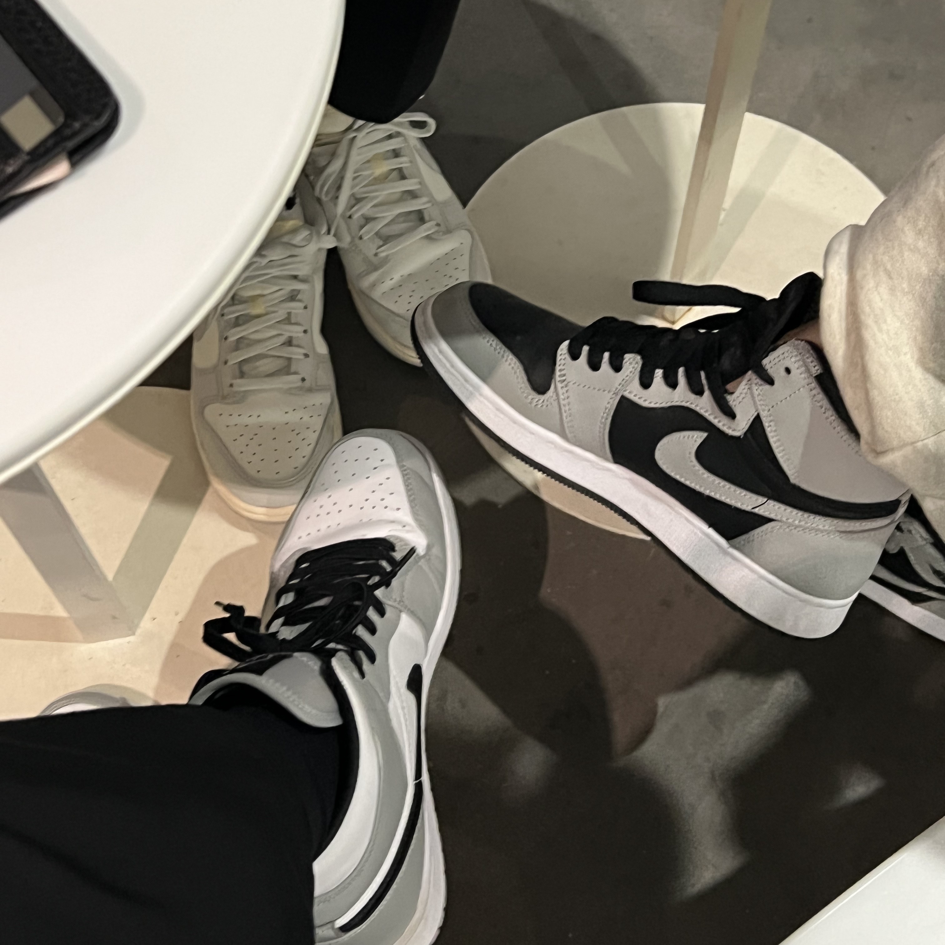 (W) Nike Dunk Low Light Bone, Jordan 1 Mid Light Smoke Grey 착용 스타일