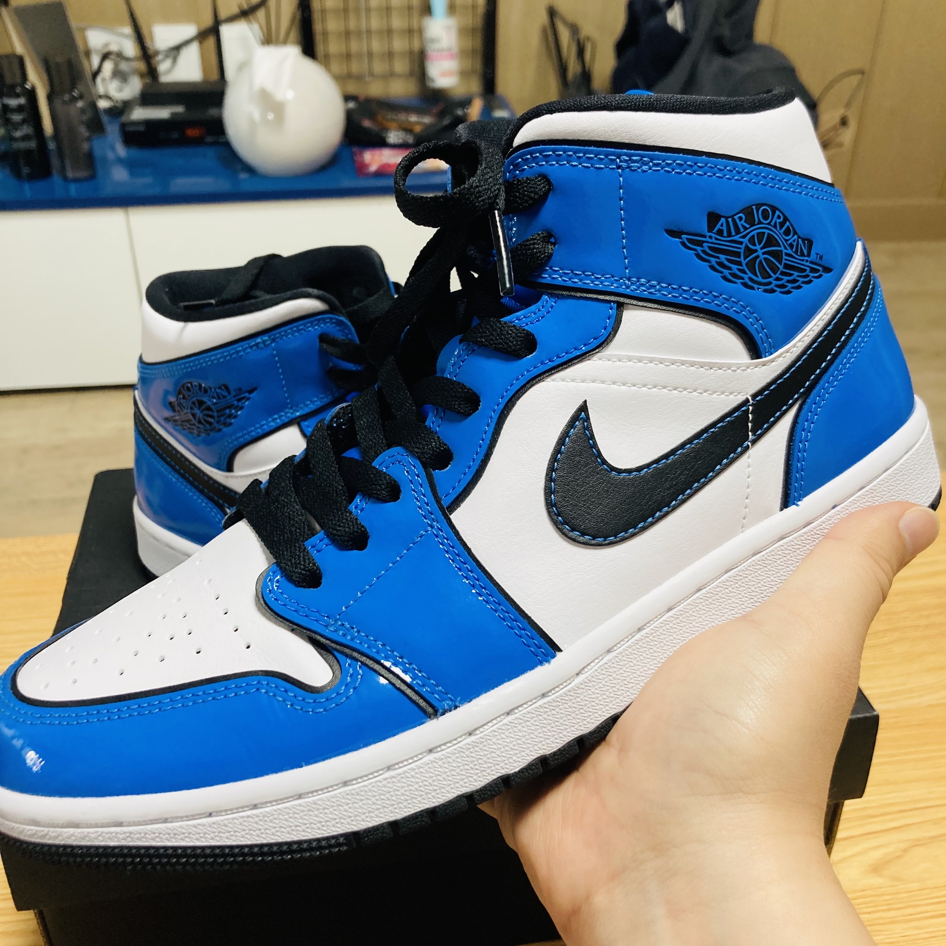 Jordan 1 Mid SE Signal Blue 착용 스타일 - 1
