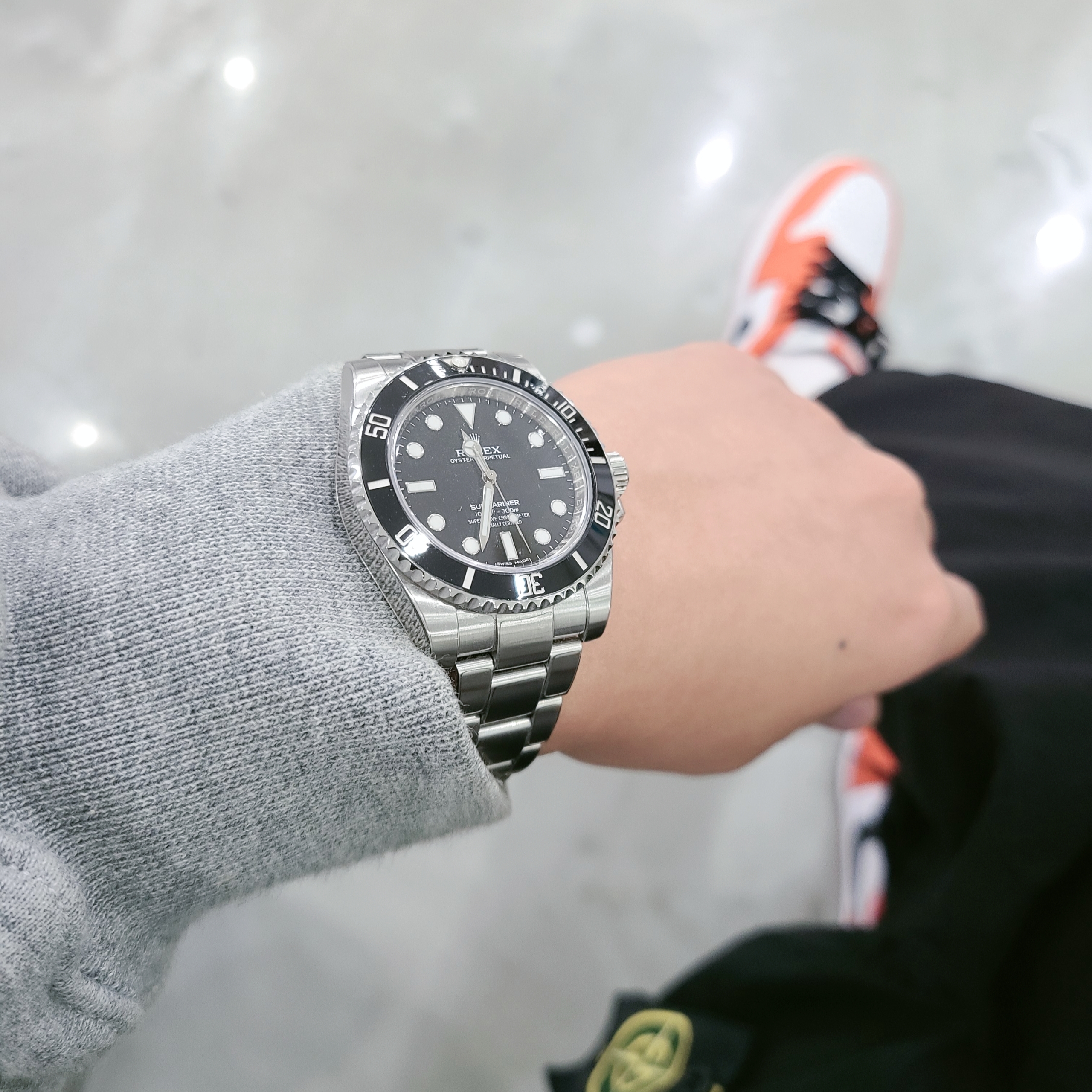 Rolex Submariner 40mm 114060 Black Oyster, Jordan 1 Low OG Starfish 착용 스타일