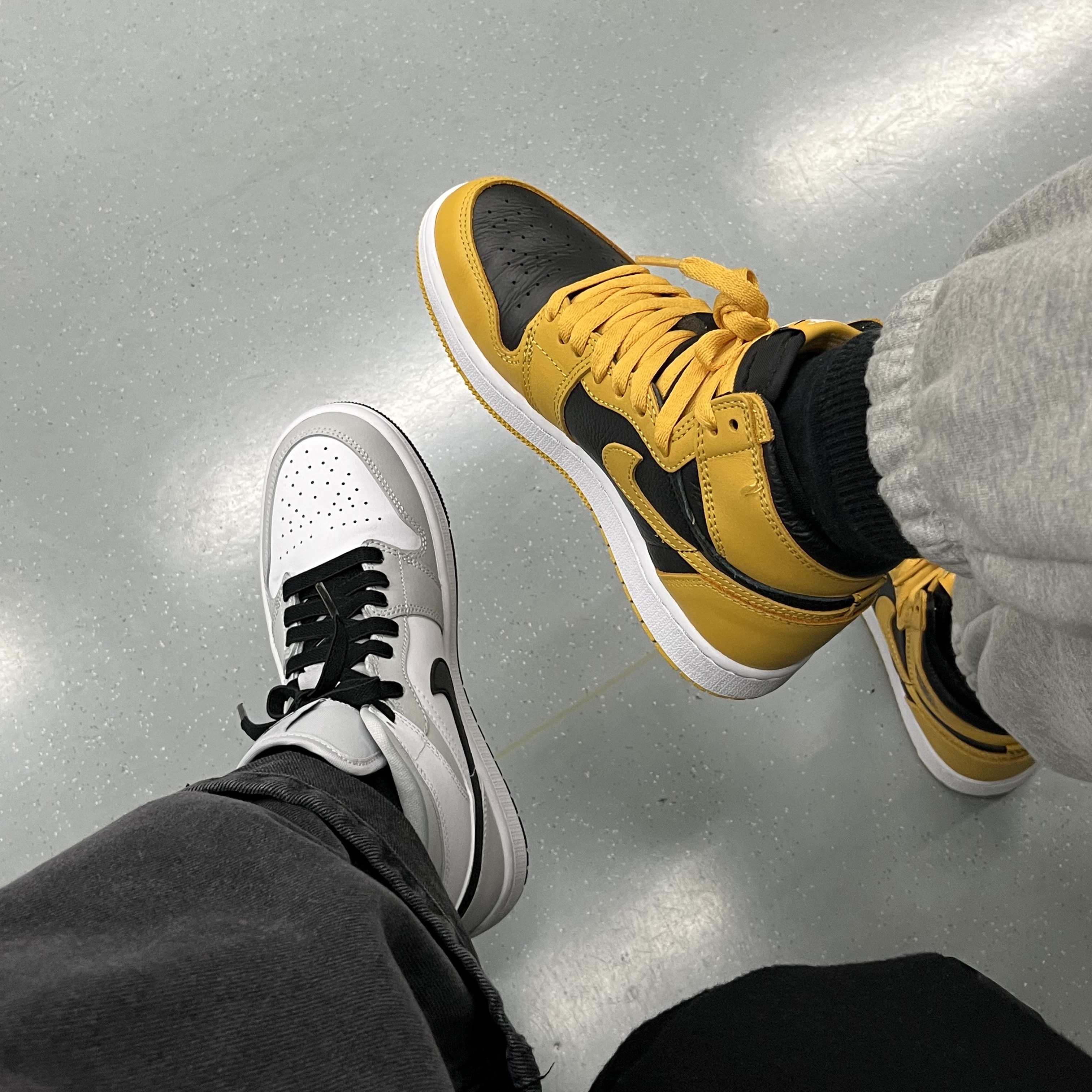 (GS) Jordan 1 Retro High OG Pollen, (W) Jordan 1 Mid Grey Fog 착용 스타일
