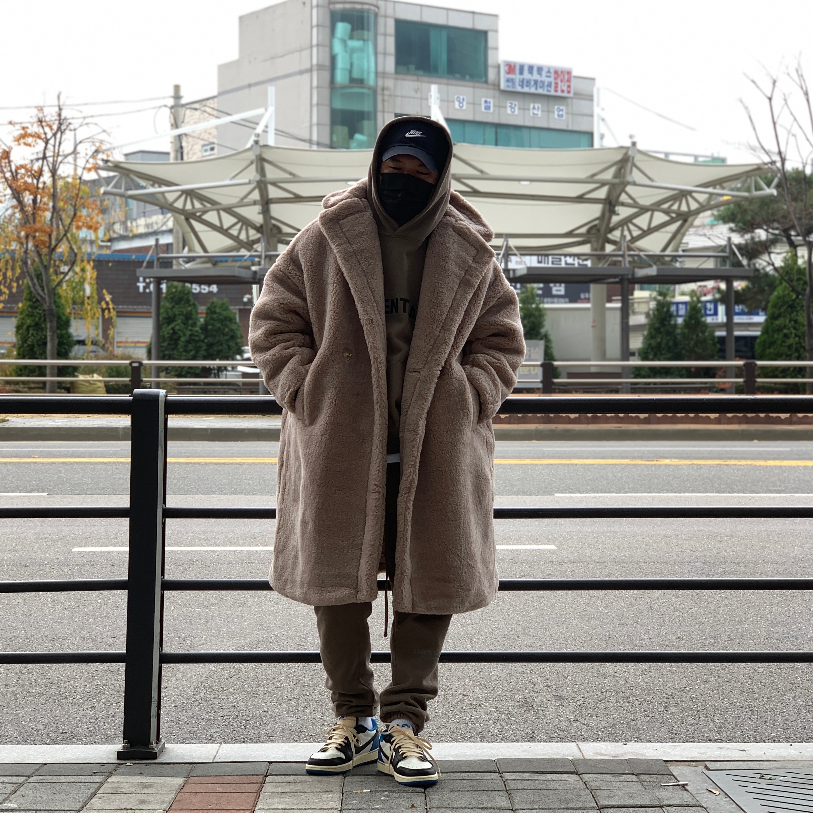 Jordan 1 x Travis Scott x Fragment Retro Low OG SP Military Blue, Essentials 3D Silicon Applique Pullover Hoodie Taupe - 20FW 착용 스타일