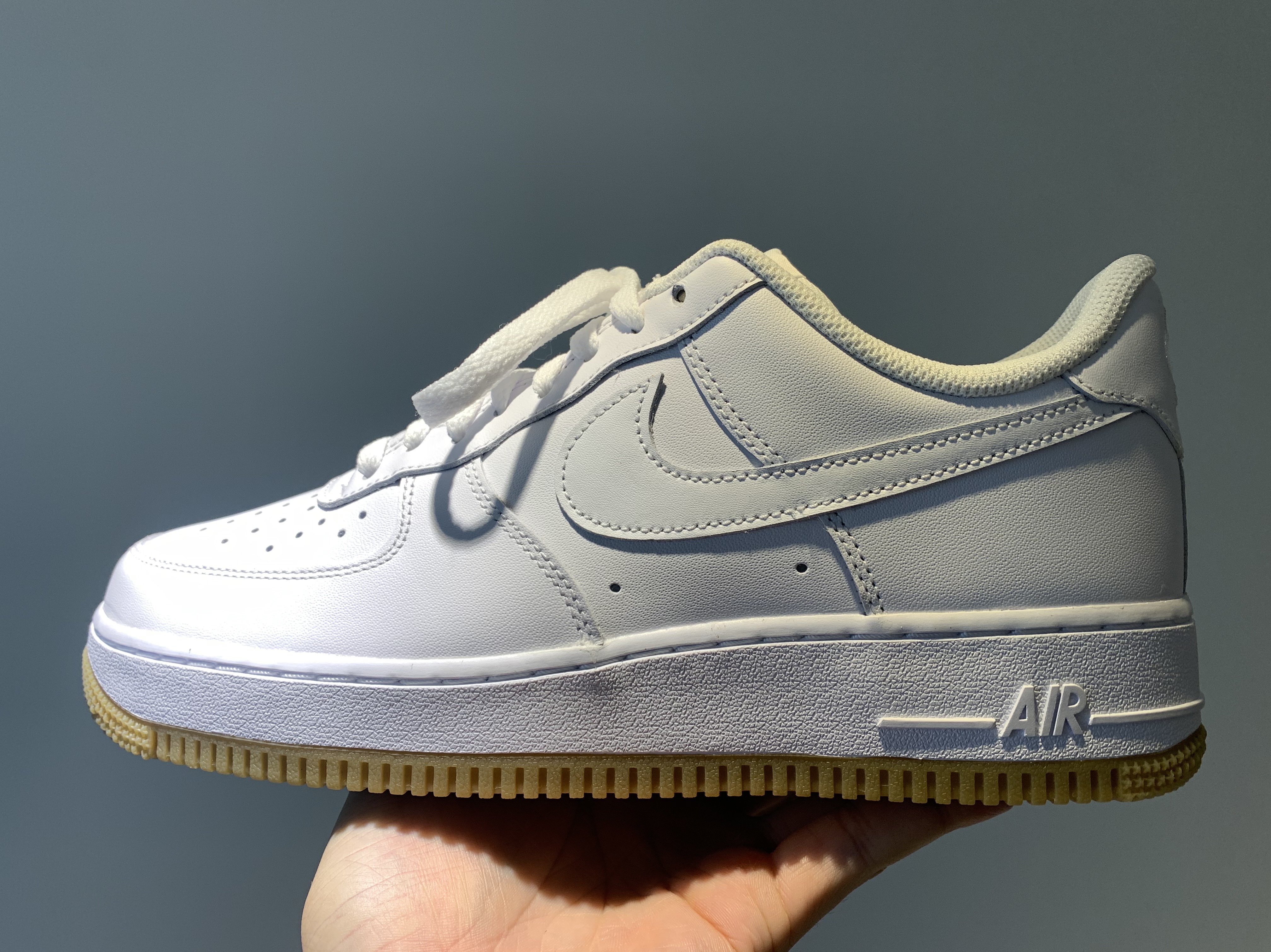 Nike Air Force 1 '07 White Gum Light Brown 착용 스타일