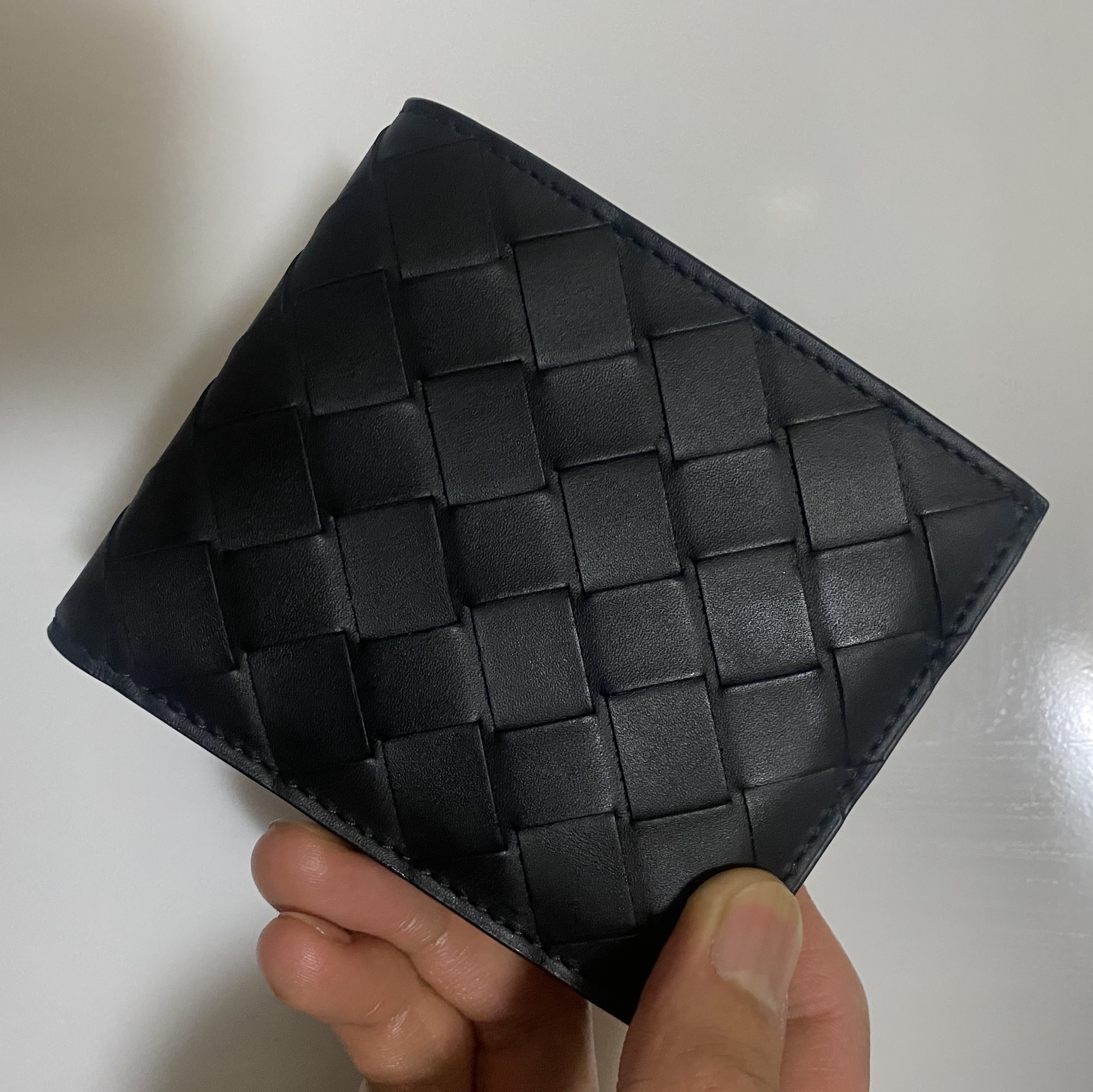 Bottega Veneta Bi-Fold Wallet Black 착용 스타일 - 1