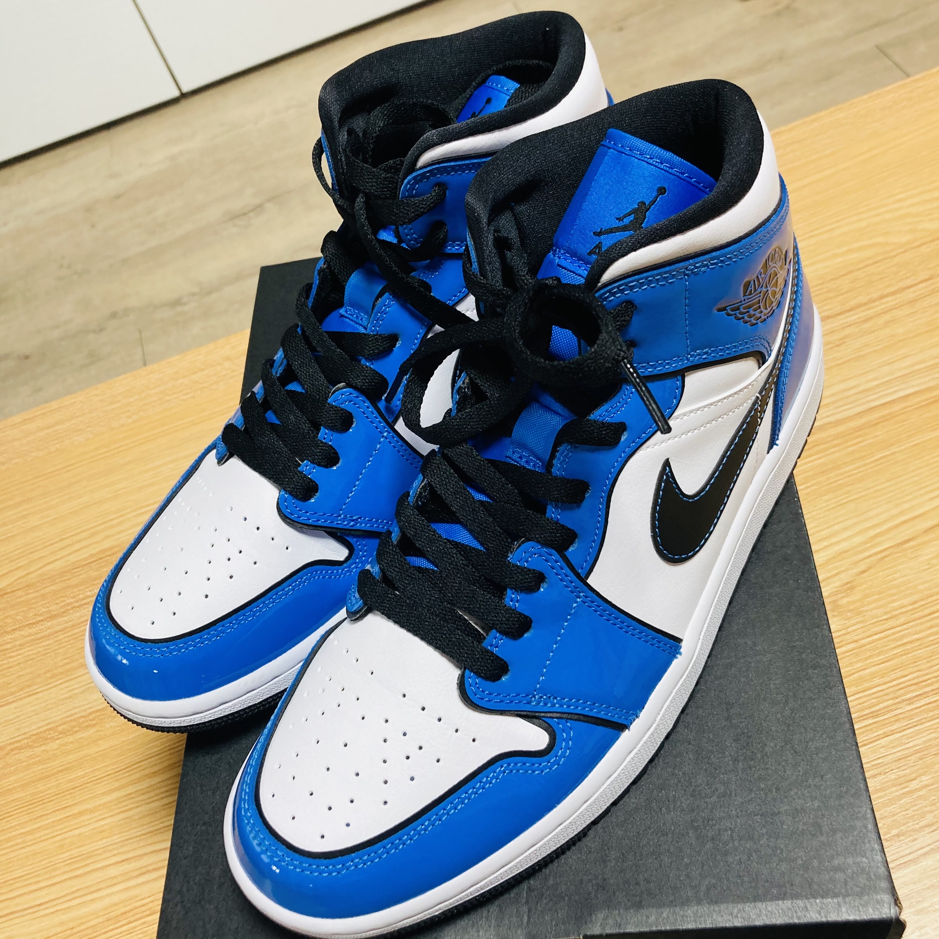 Jordan 1 Mid SE Signal Blue 착용 스타일 - 2