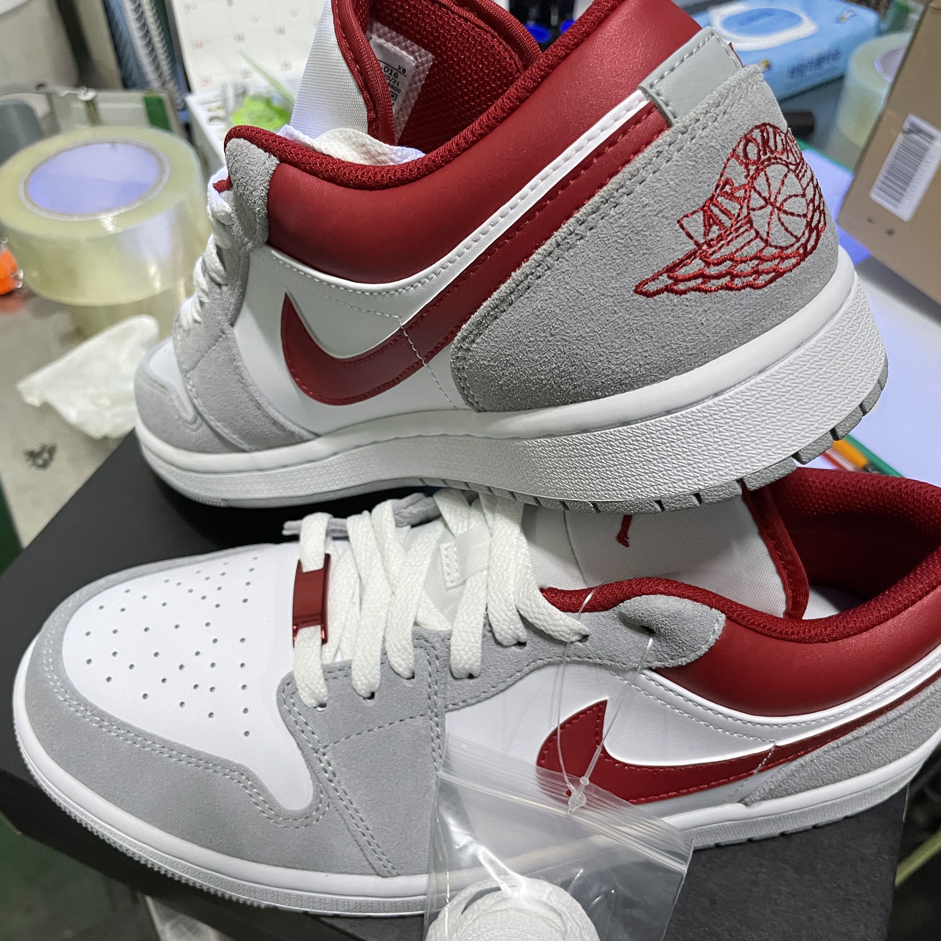 Jordan 1 Low SE Light Smoke Grey Gym Red 착용 스타일