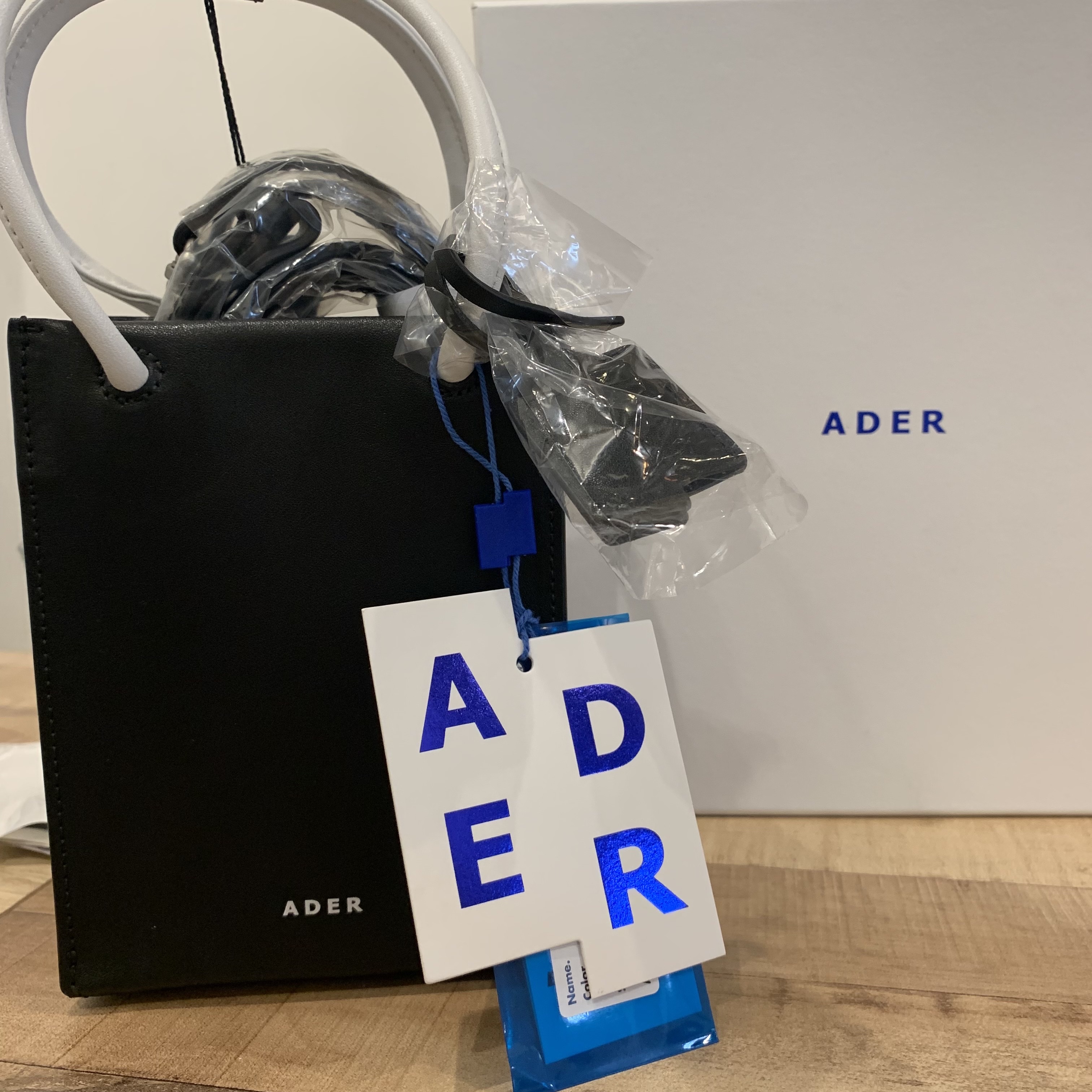 Ader Error Small Blue Bag Noir 착용 스타일 - 2