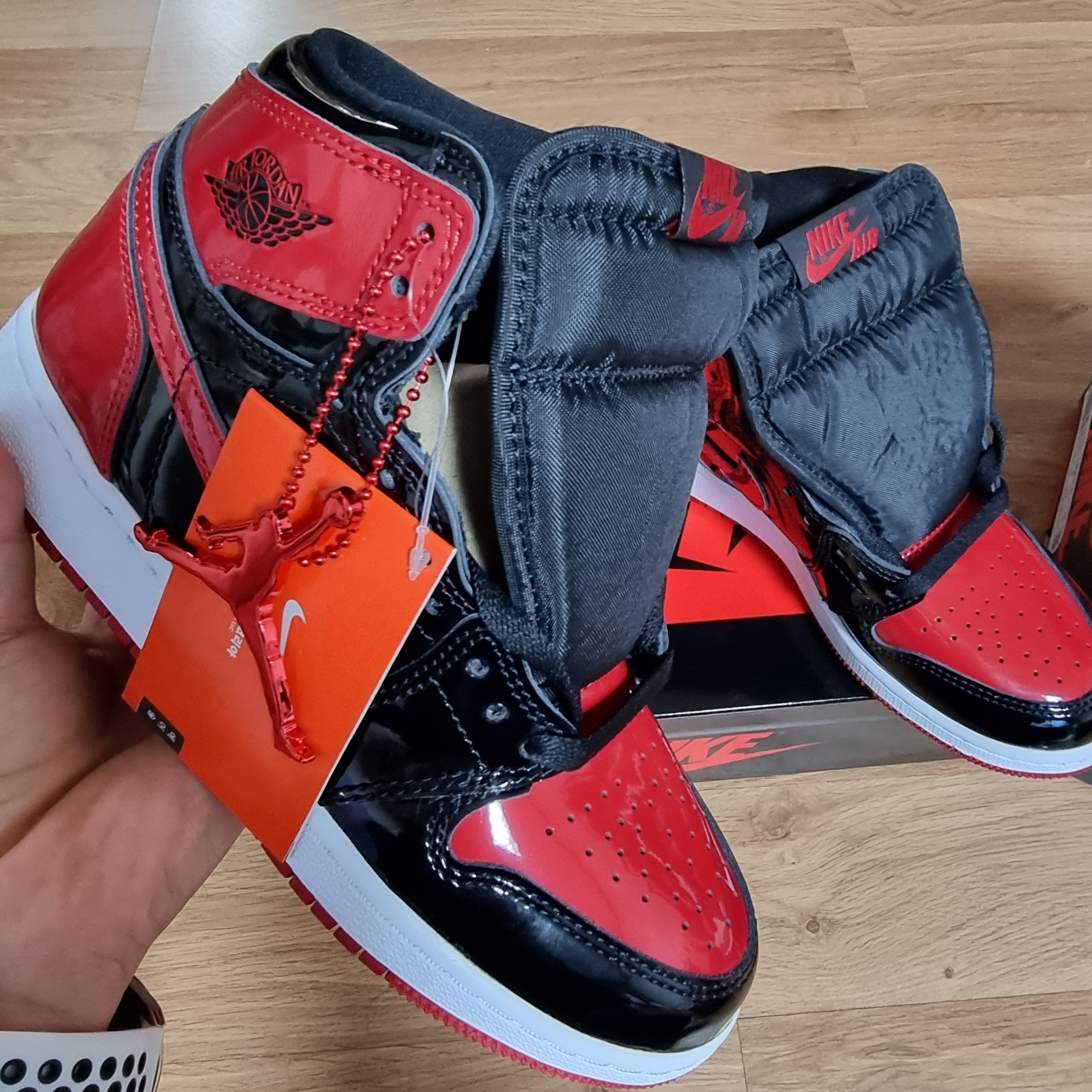 Jordan 1 Retro High OG Bordeaux, (GS) Jordan 1 Retro High OG Patent Bred 착용 스타일 - 2