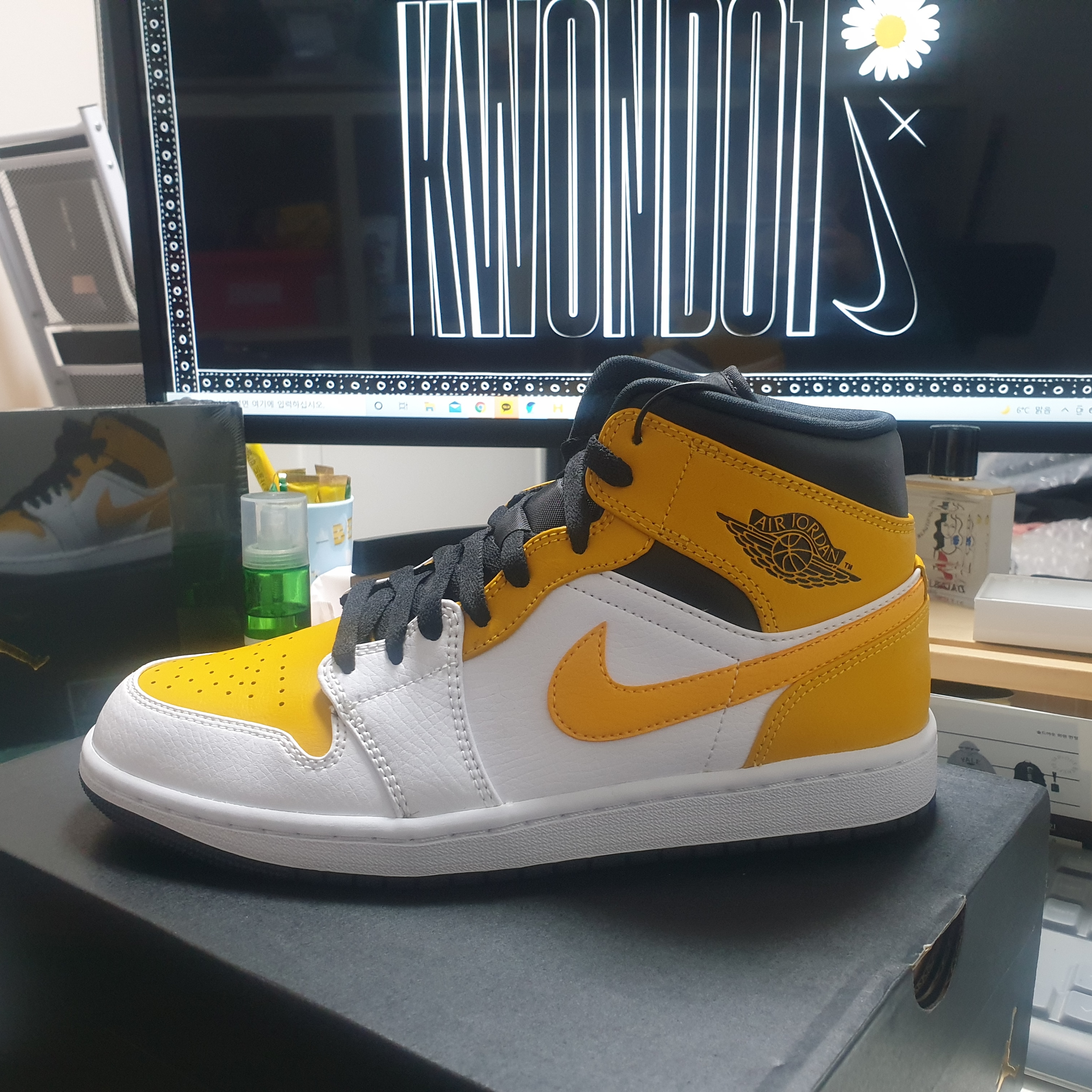 Jordan 1 Mid White University Gold 착용 스타일