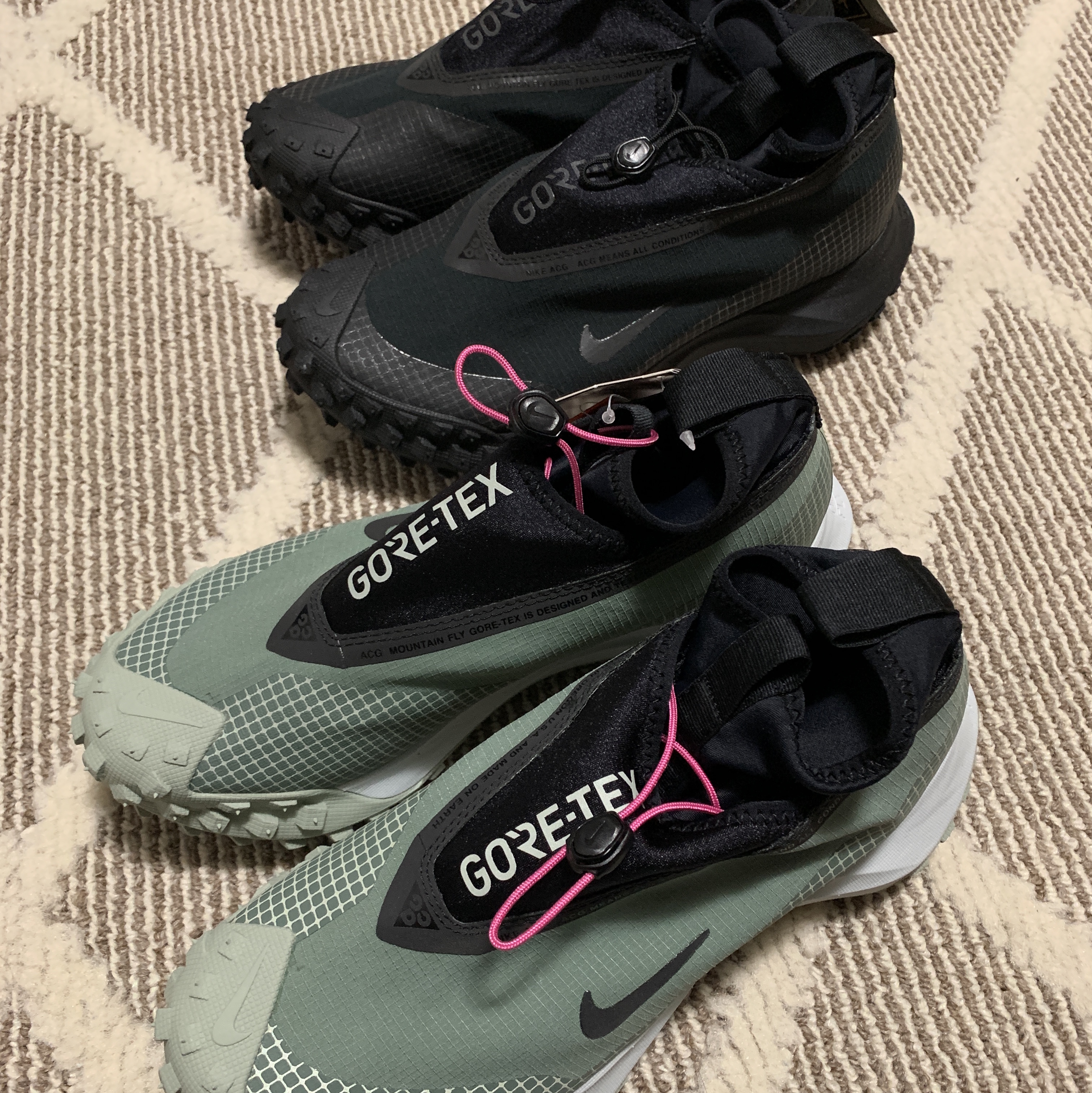 Nike ACG Mountain Fly Gore-Tex Clay Green, Nike ACG Mountain Fly Gore-Tex Black and Dark Grey 착용 스타일