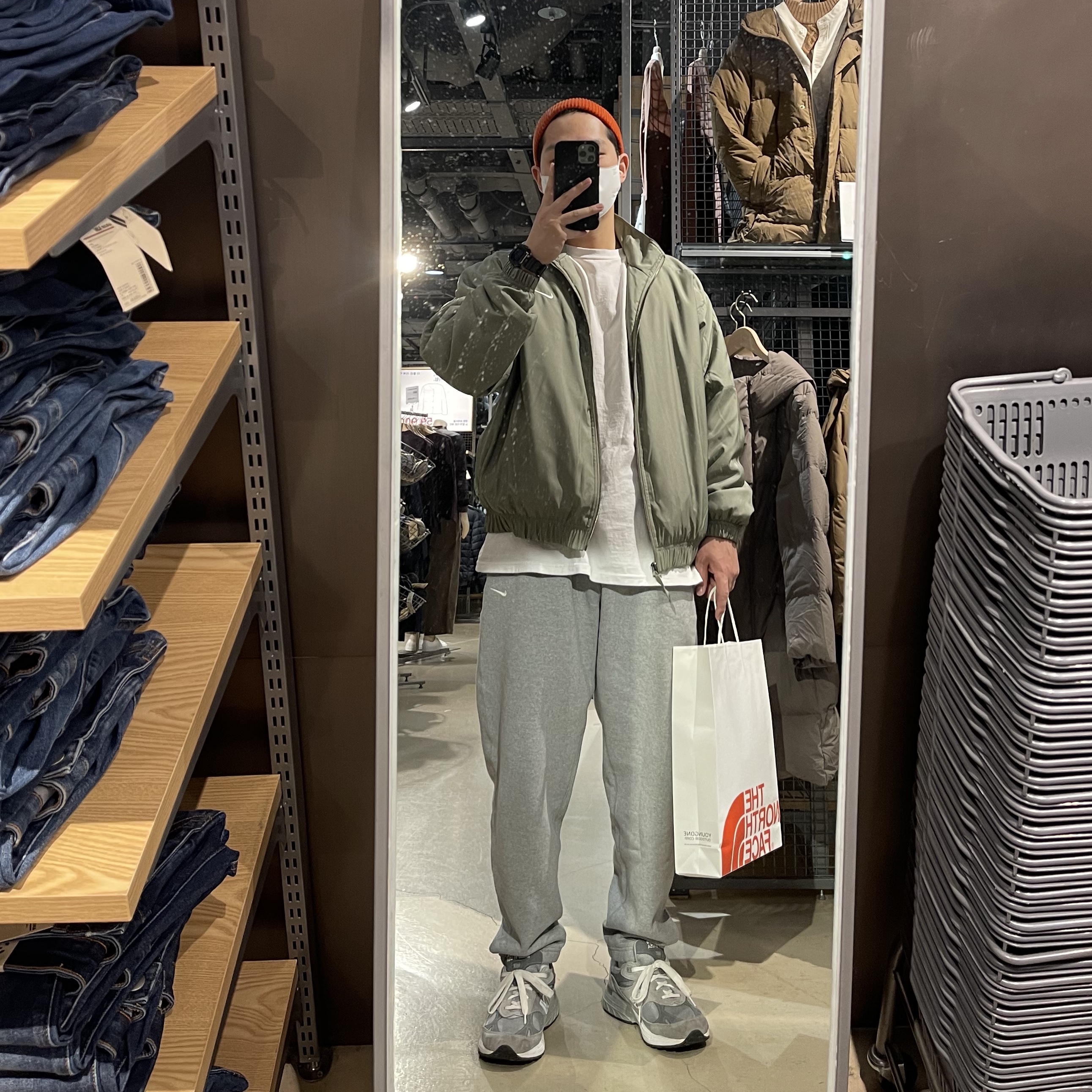 New Balance 993 Made in USA Grey - D Standard, Nike NRG Solo Swoosh Satin Bomber Jacket Light Army - US/EU 착용 스타일