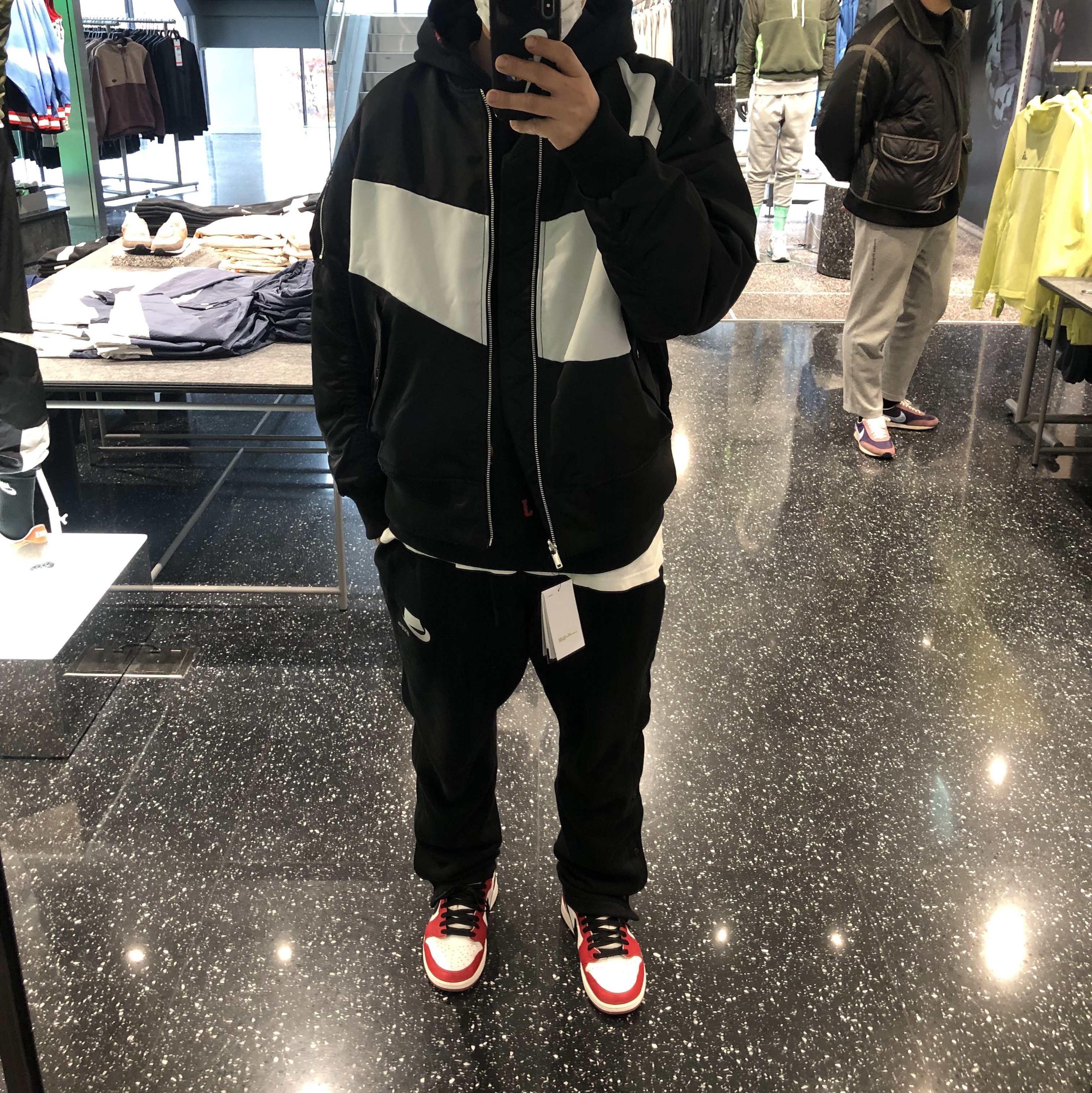 Nike NSW Swoosh Therma-Fit Bomber Black - Asia, Jordan 1 Retro Low OG Chicago 2016 착용 스타일 - 1