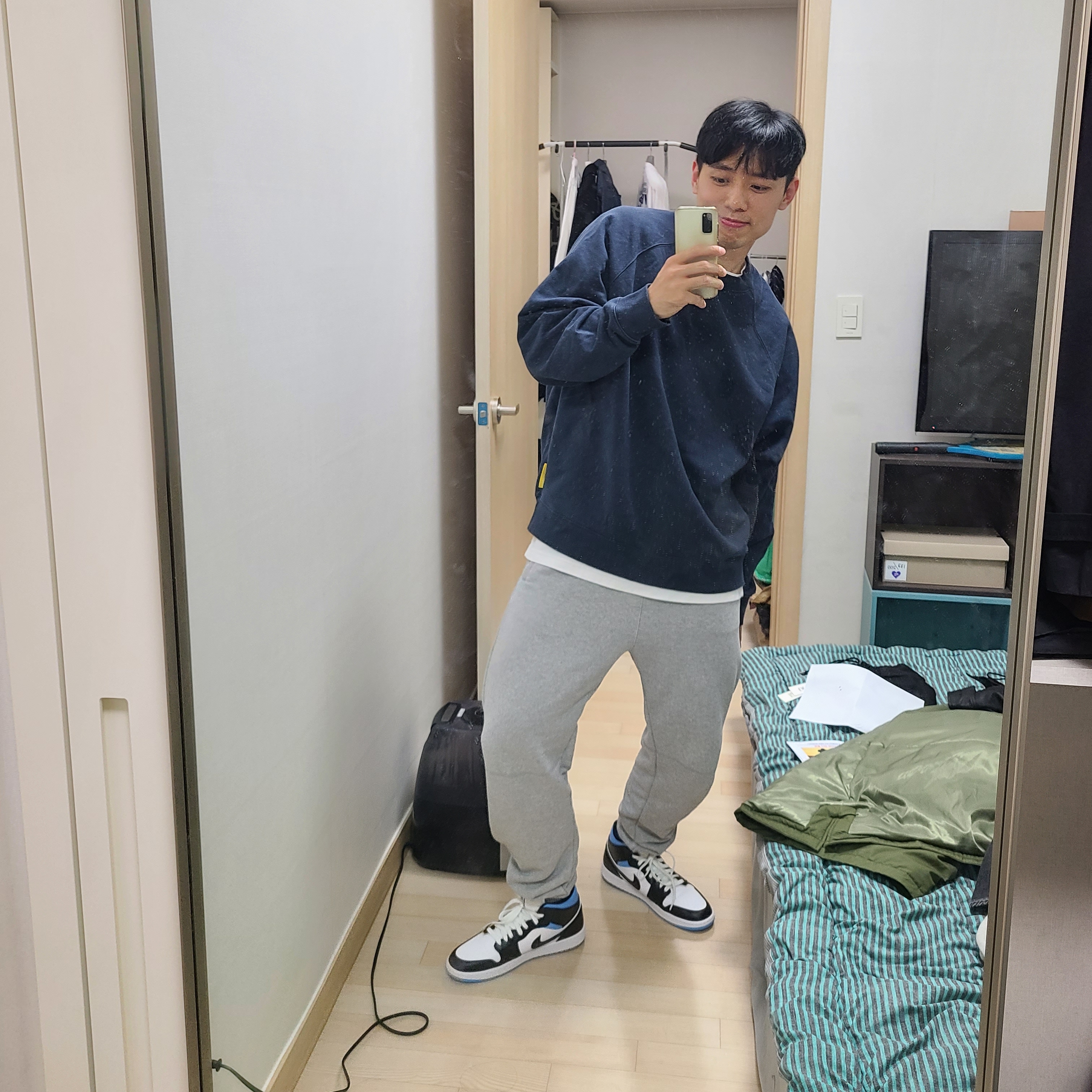 (W) Jordan 1 Mid White Black University Blue 착용 스타일