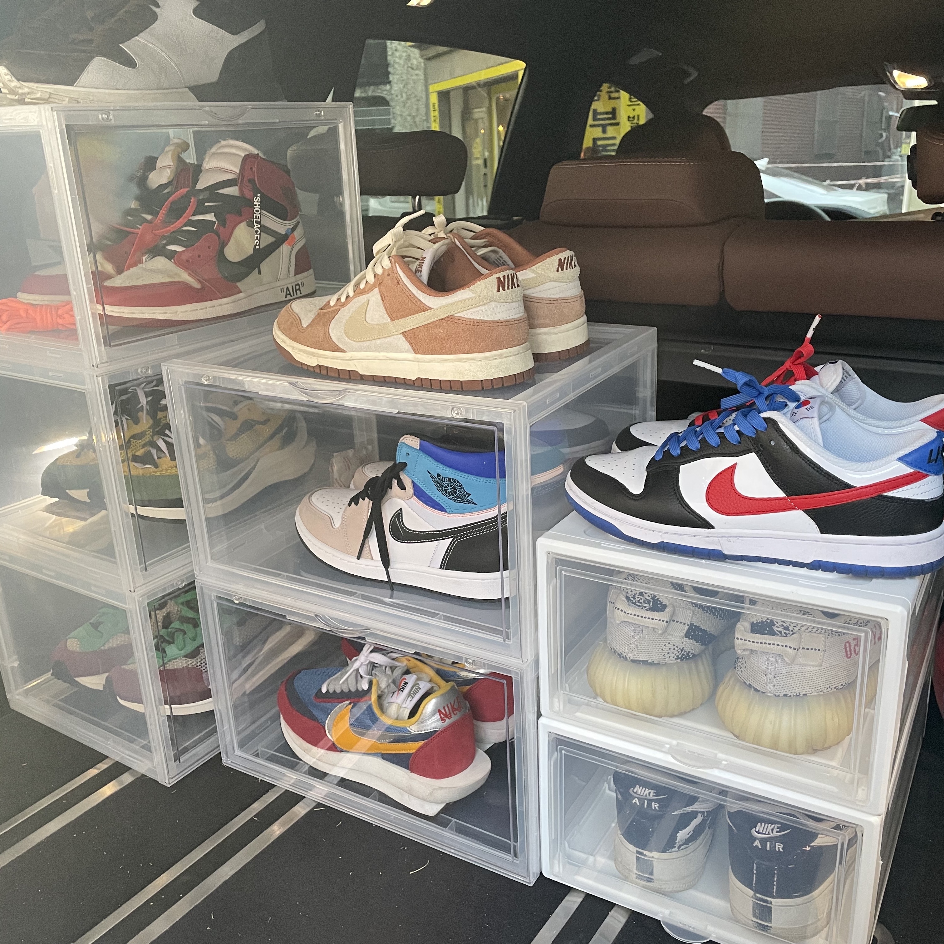 Nike x Sacai VaporWaffle Tour Yellow & Gorge Green Sail, Jordan 1 x Off-White Retro High Chicago The Ten 착용 스타일