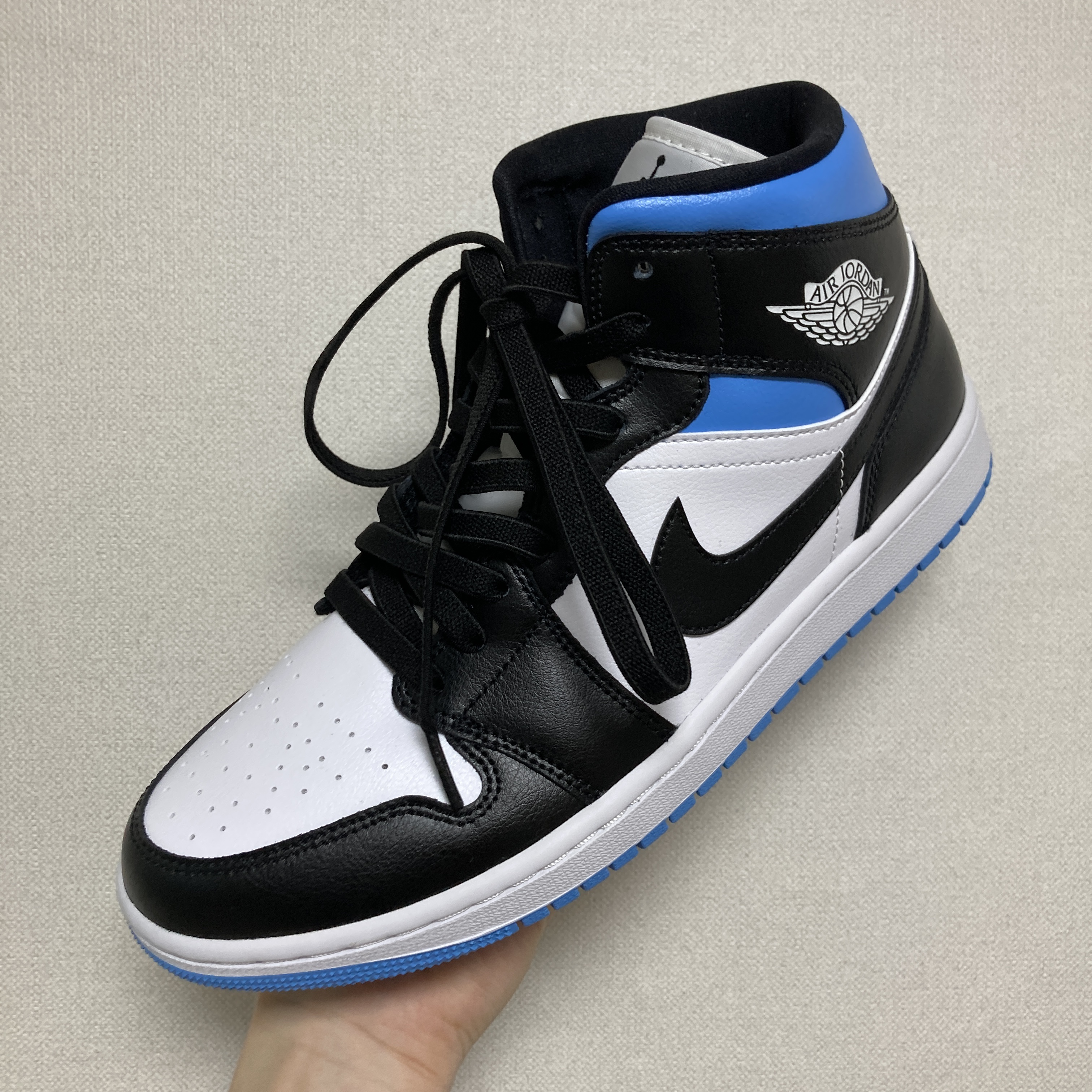 (W) Jordan 1 Mid White Black University Blue 착용 스타일 - 1