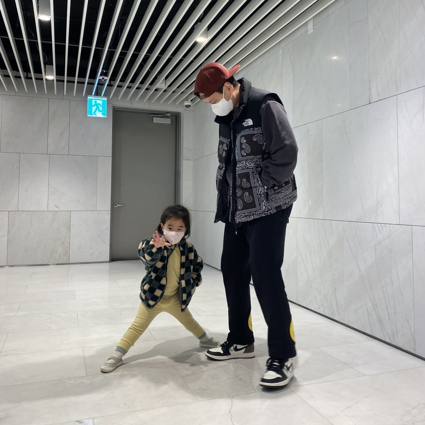Jordan 1 Retro High OG Black Mocha, The North Face Nuptse Down Vest Black 착용 스타일
