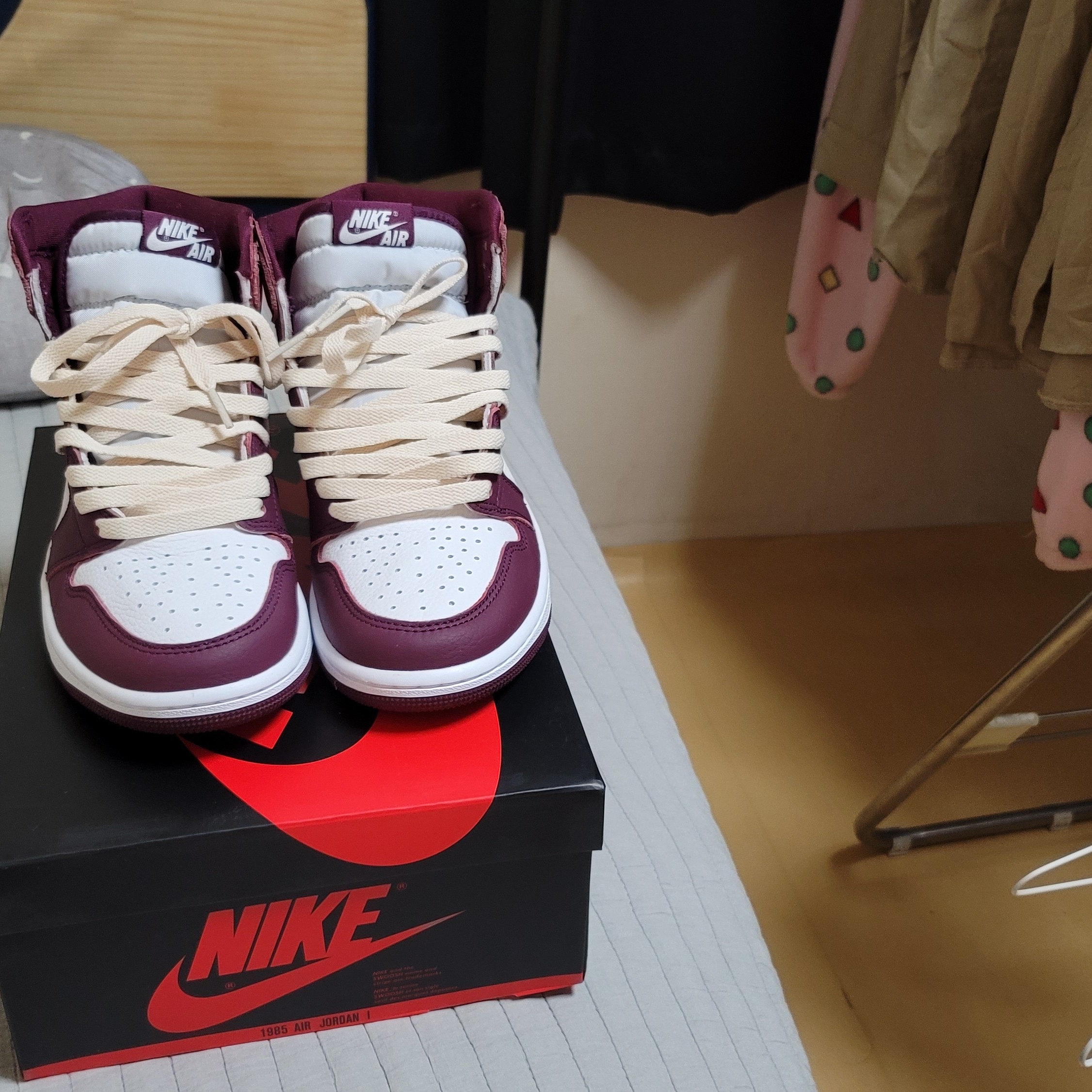 Jordan 1 Retro High OG Bordeaux 착용 스타일 - 2
