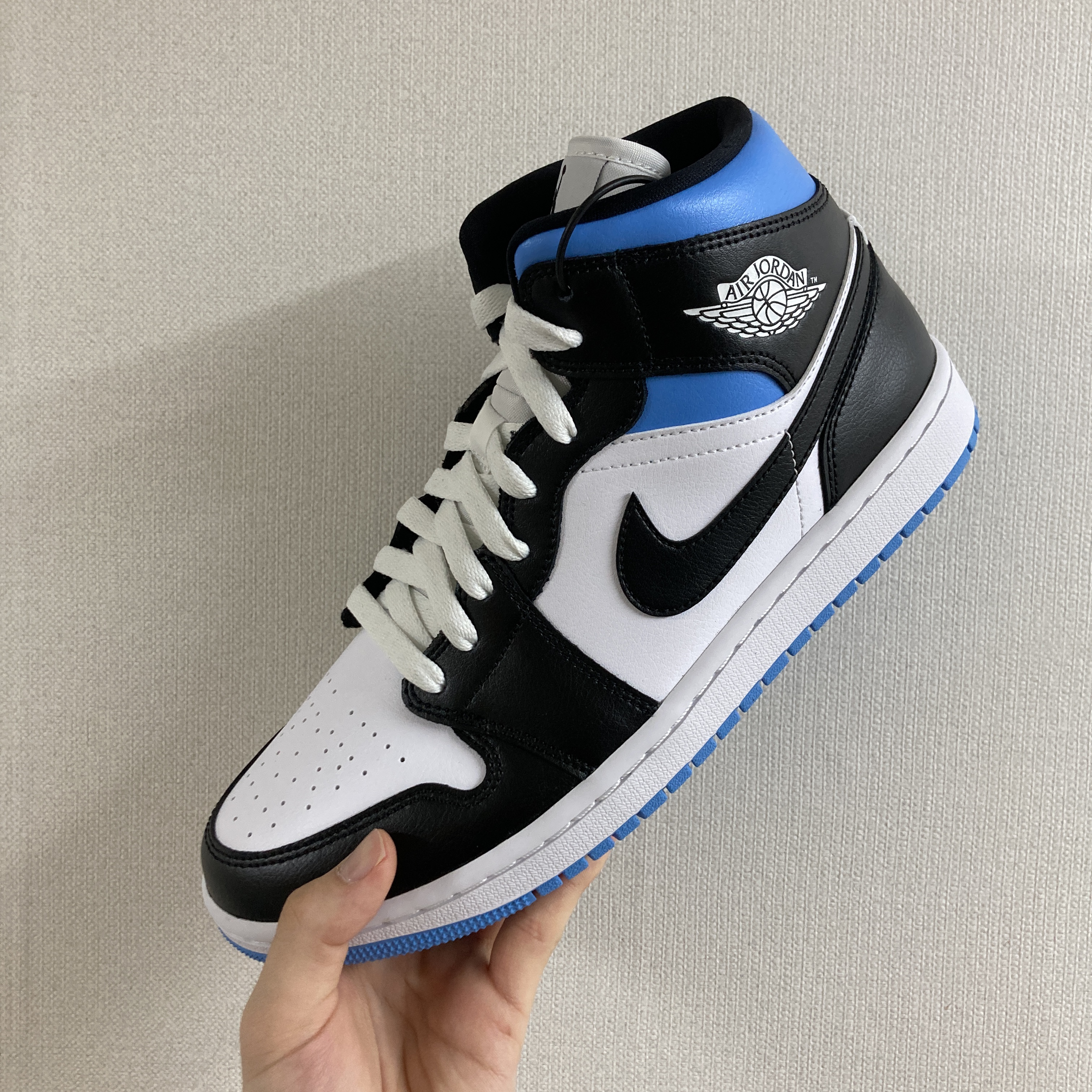 (W) Jordan 1 Mid White Black University Blue 착용 스타일 - 2