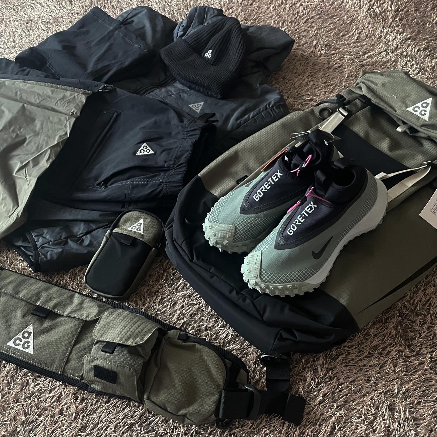Nike ACG 36 Backpack Medium Olive, Nike ACG Mountain Fly Gore-Tex Clay Green 착용 스타일 - 1
