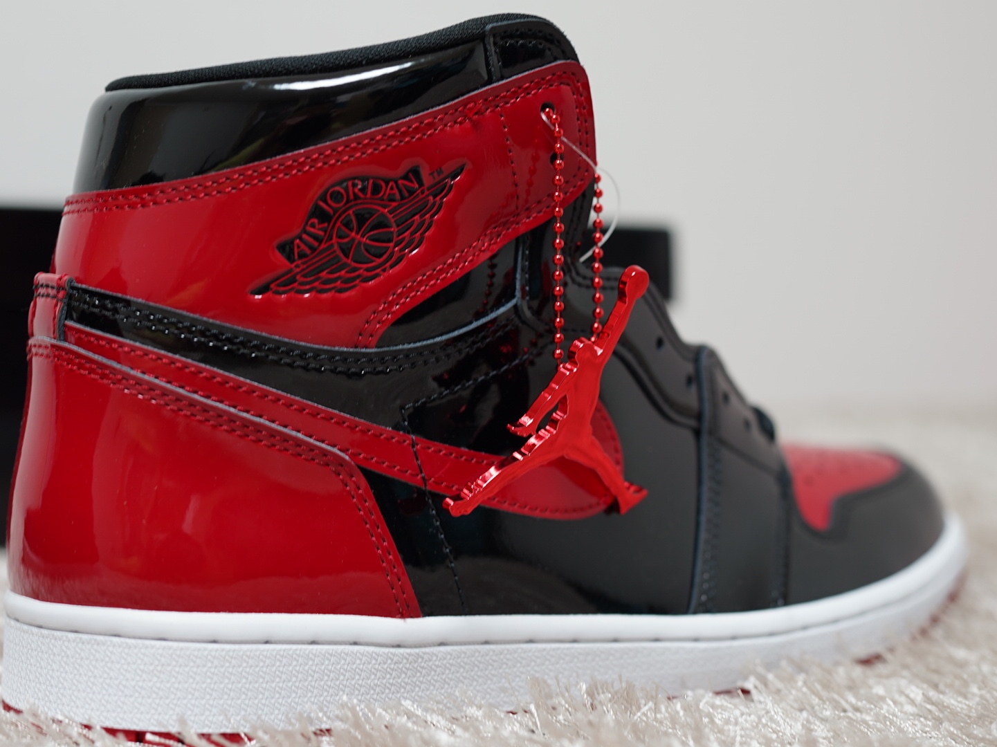 Jordan 1 Retro High OG Patent Bred 착용 스타일 - 3