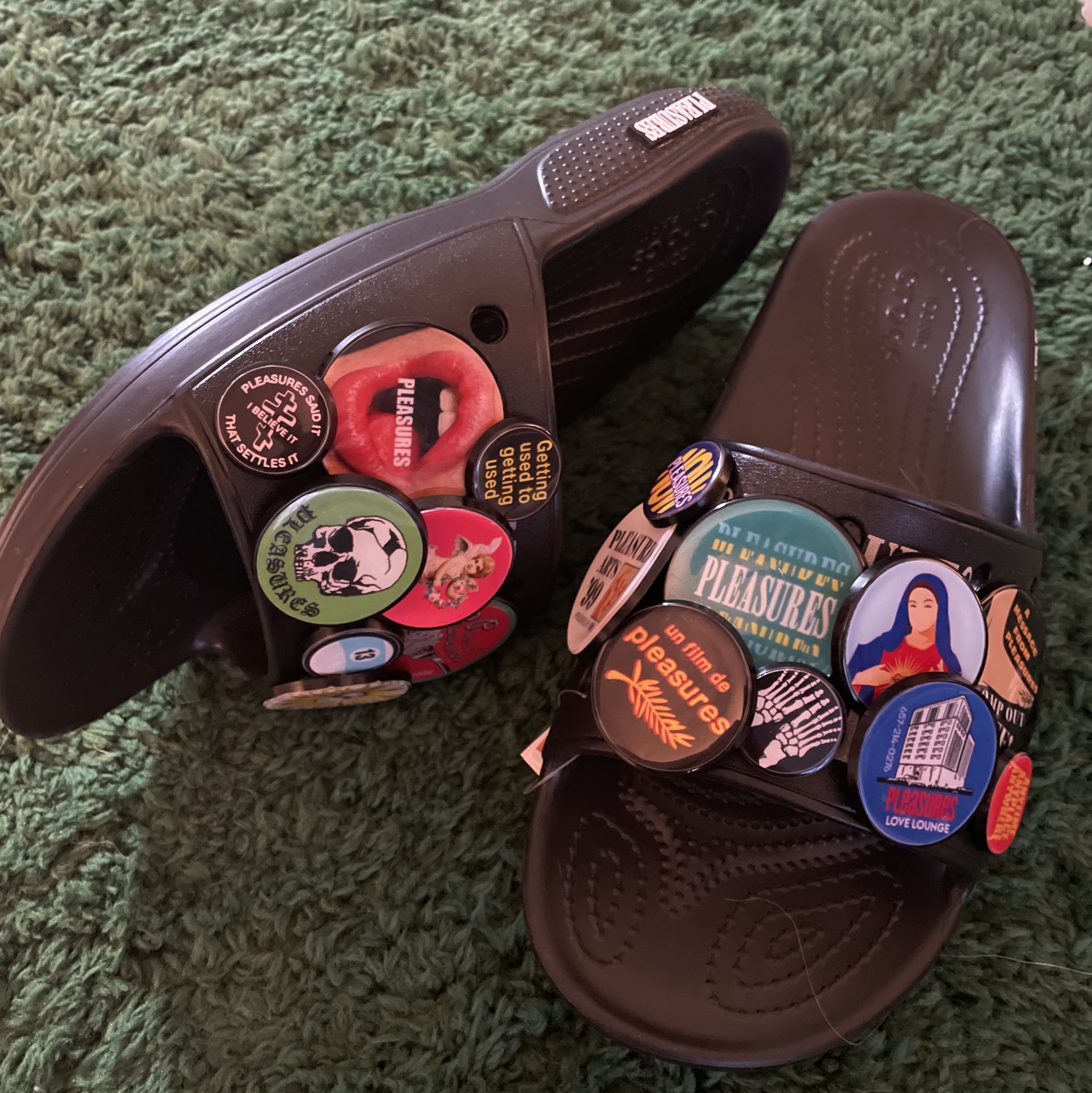 Crocs x Pleasures All Terrain Clog Black 착용 스타일 - 2