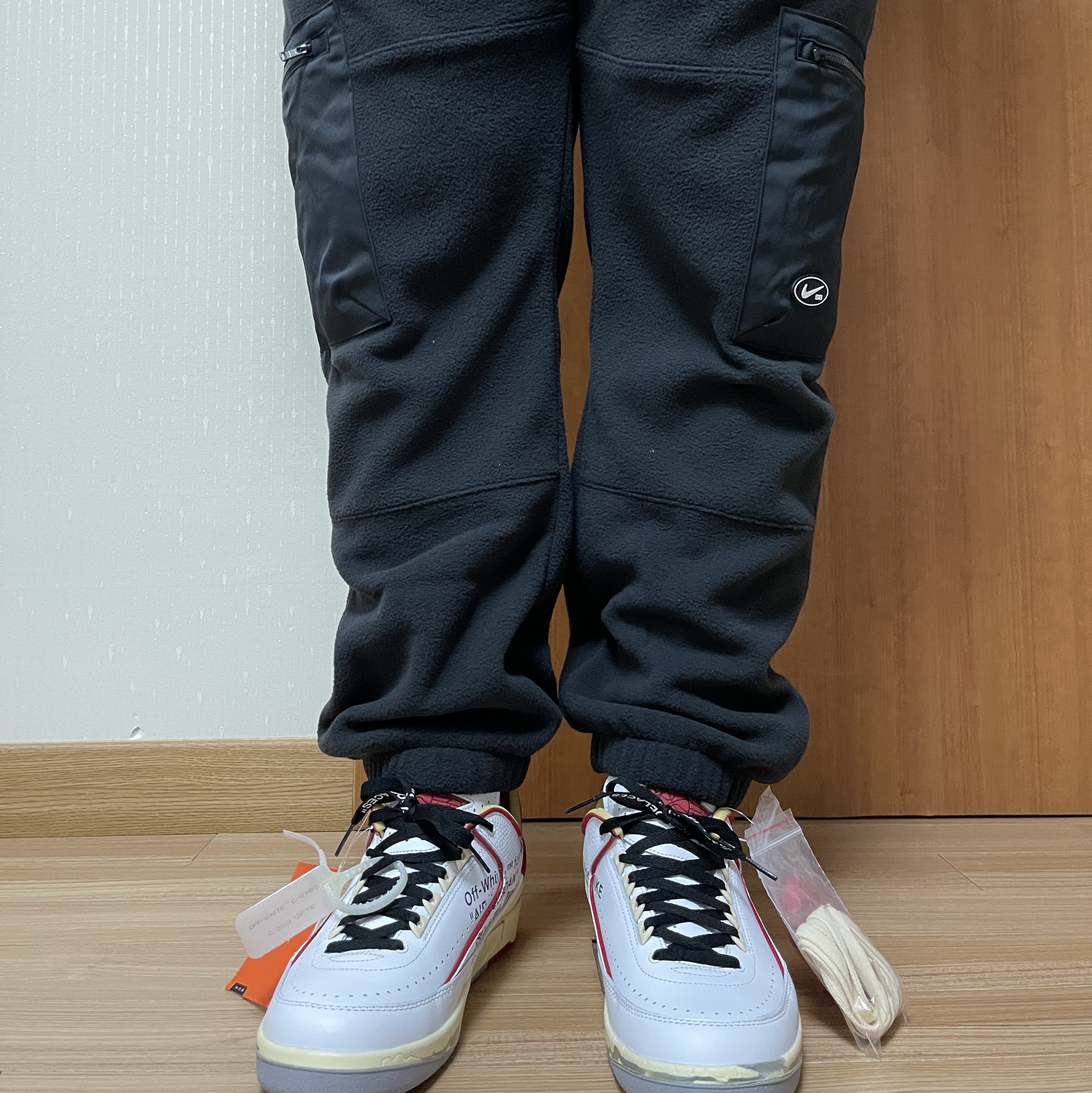 Jordan 2 x Off-White Retro Low SP White and Varsity Red 착용 스타일 - 1