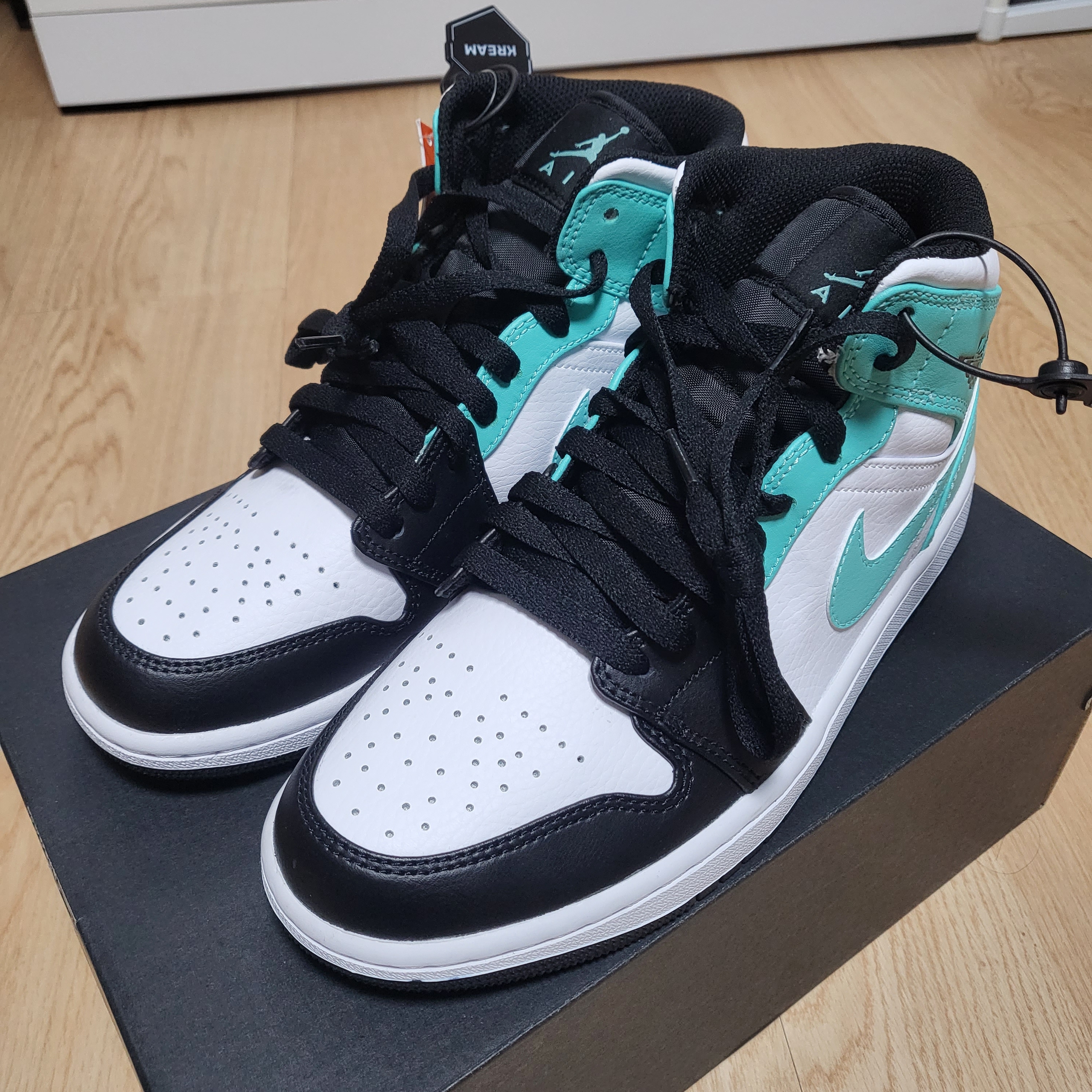 Jordan 1 Mid Tropical Twist 착용 스타일 - 2