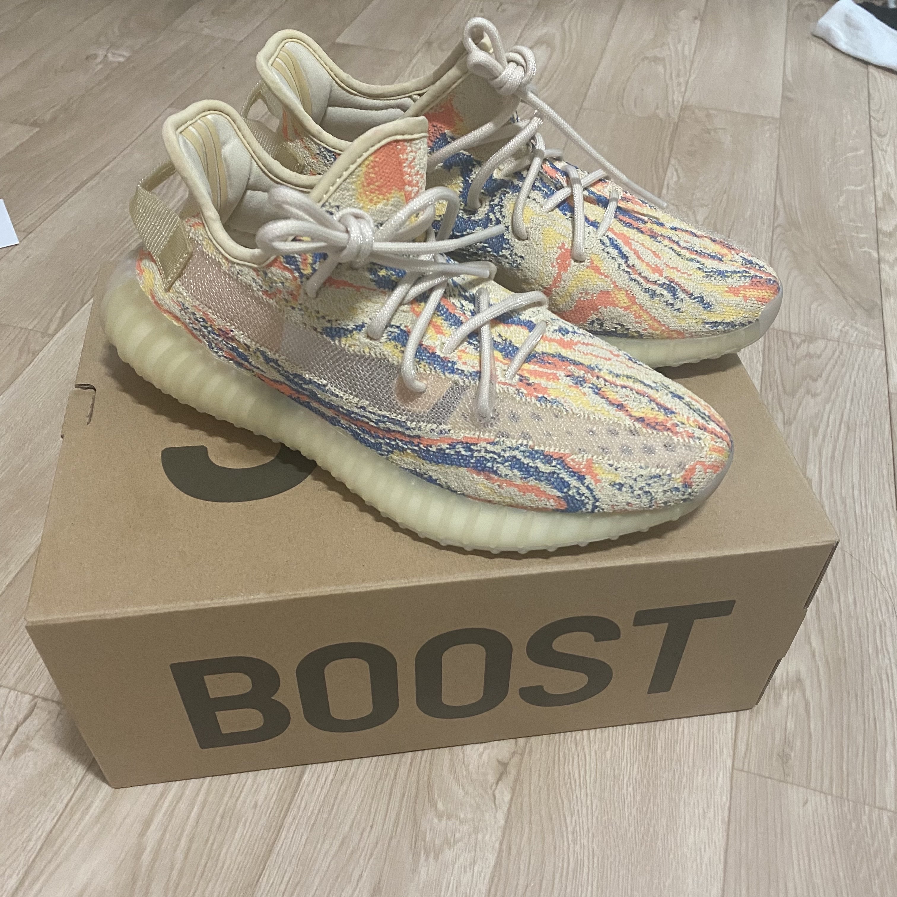 Adidas Yeezy Boost 350 V2 MX Oat 착용 스타일