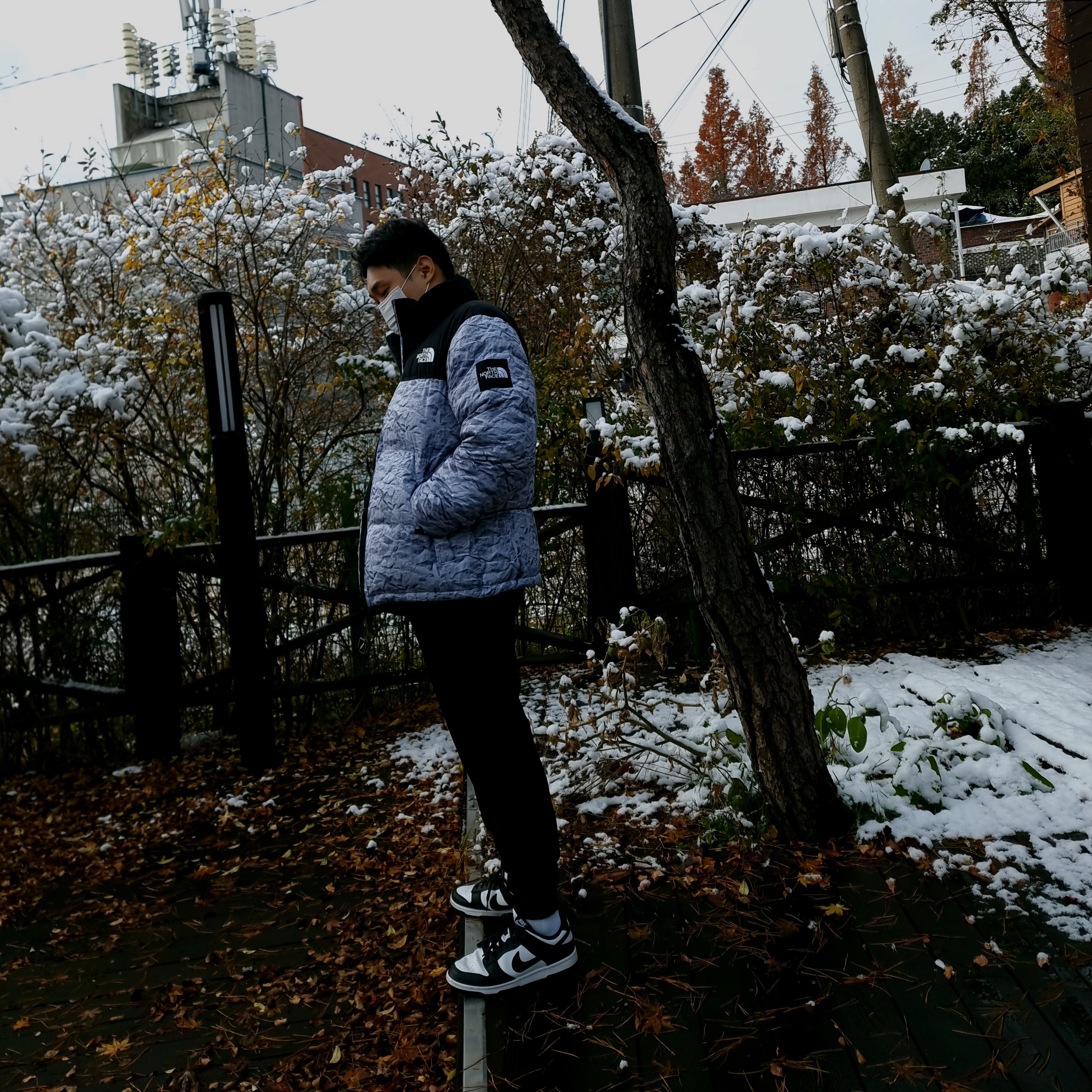 The North Face White Label Novelty Nuptse Down Jacket White, Nike Dunk Low Retro Black 착용 스타일 - 1