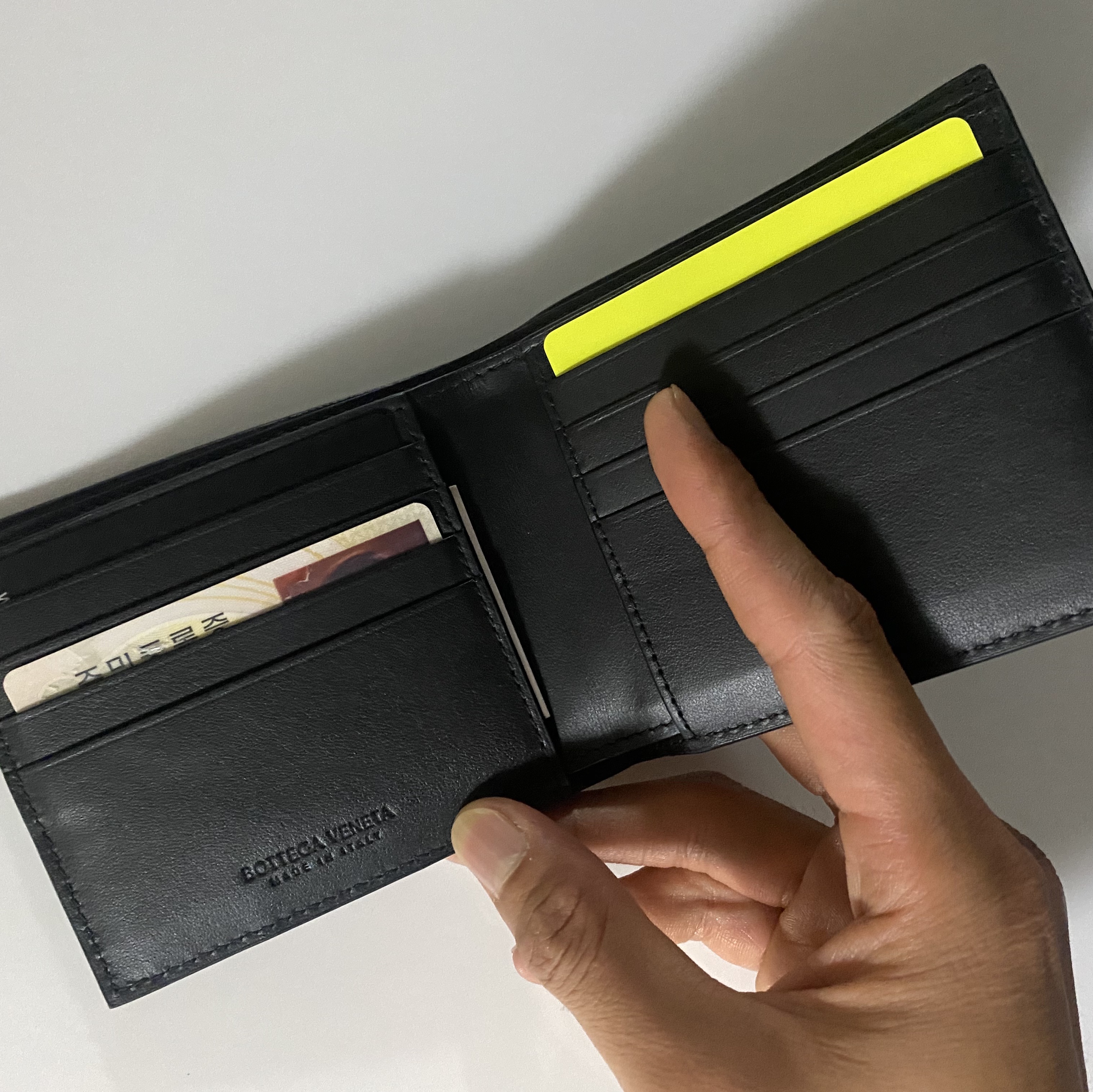 Bottega Veneta Bi-Fold Wallet Black 착용 스타일 - 2