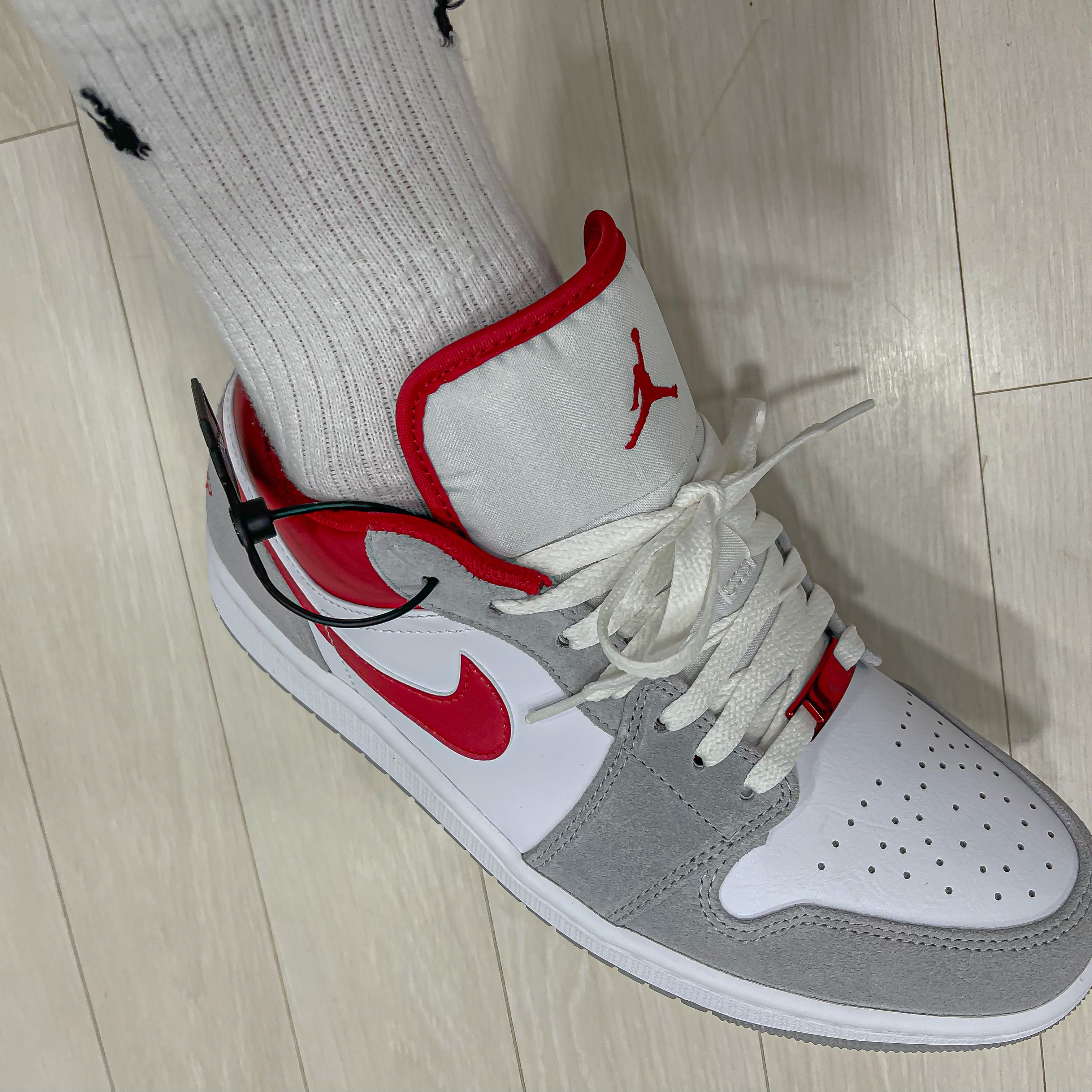 Jordan 1 Low SE Light Smoke Grey Gym Red 착용 스타일 - 2