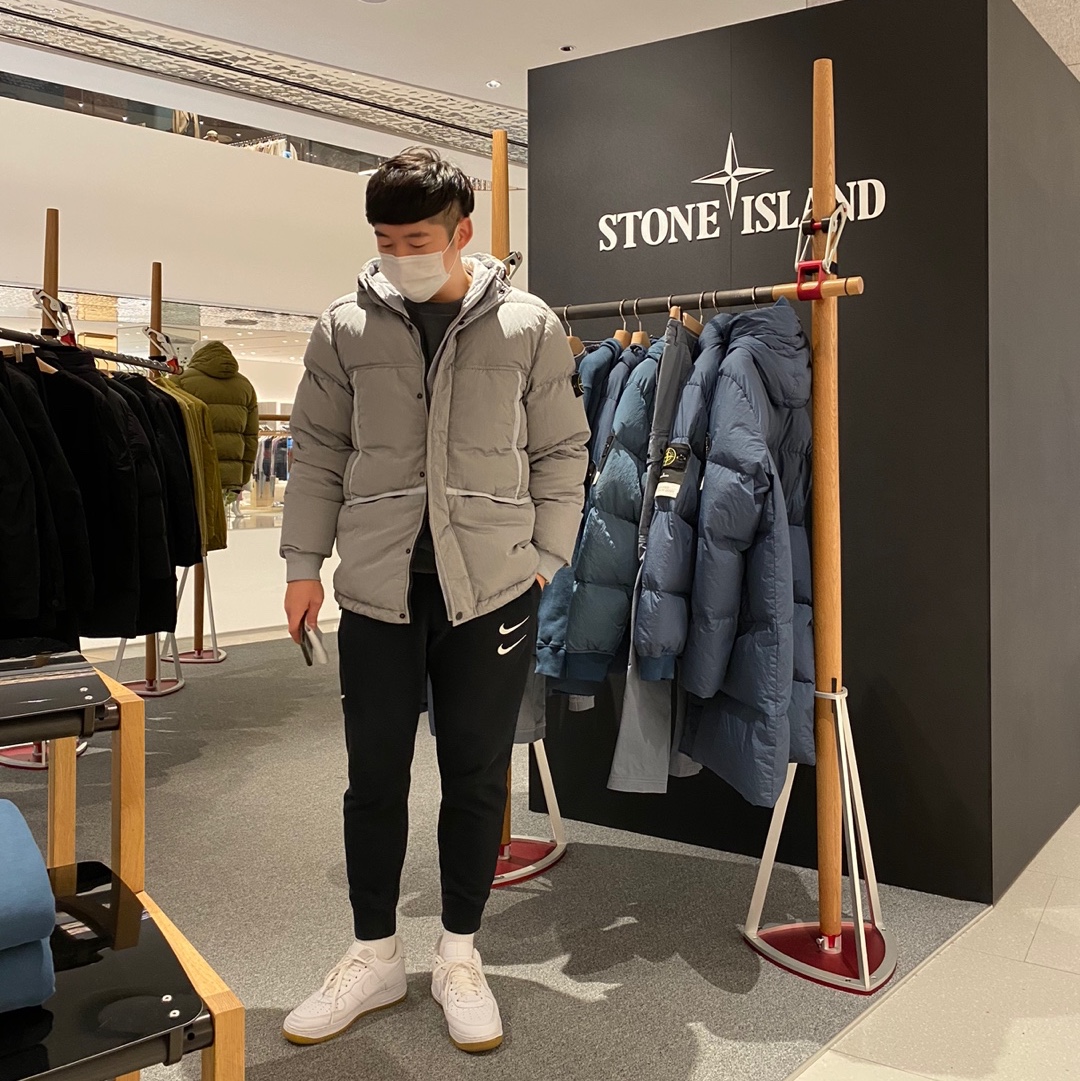 Stone Island 44508 Nylon Metal Down-TC Jacket Light Grey - 21FW, Nike Air Force 1 '07 White Gum Light Brown 착용 스타일 - 1