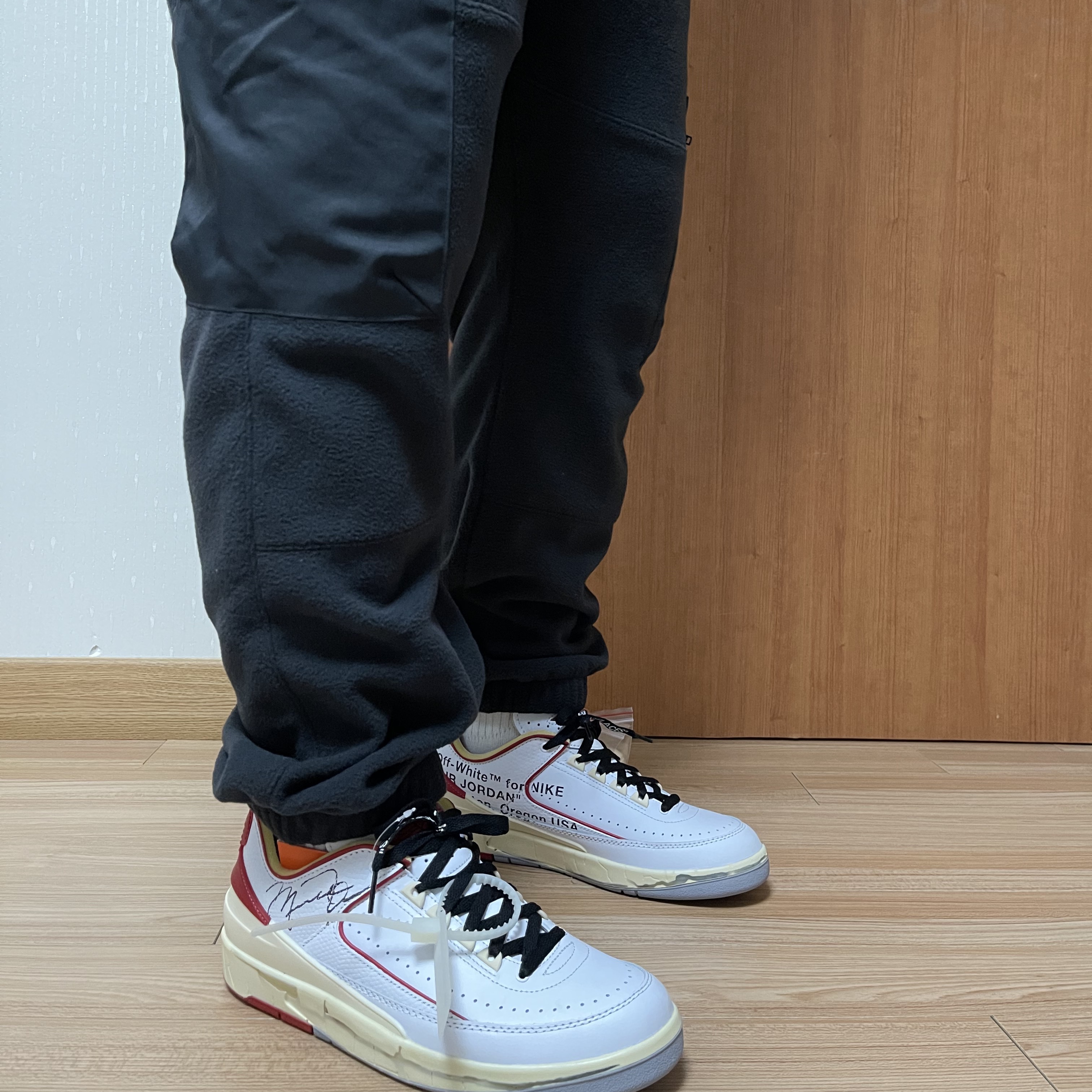 Jordan 2 x Off-White Retro Low SP White and Varsity Red 착용 스타일 - 2