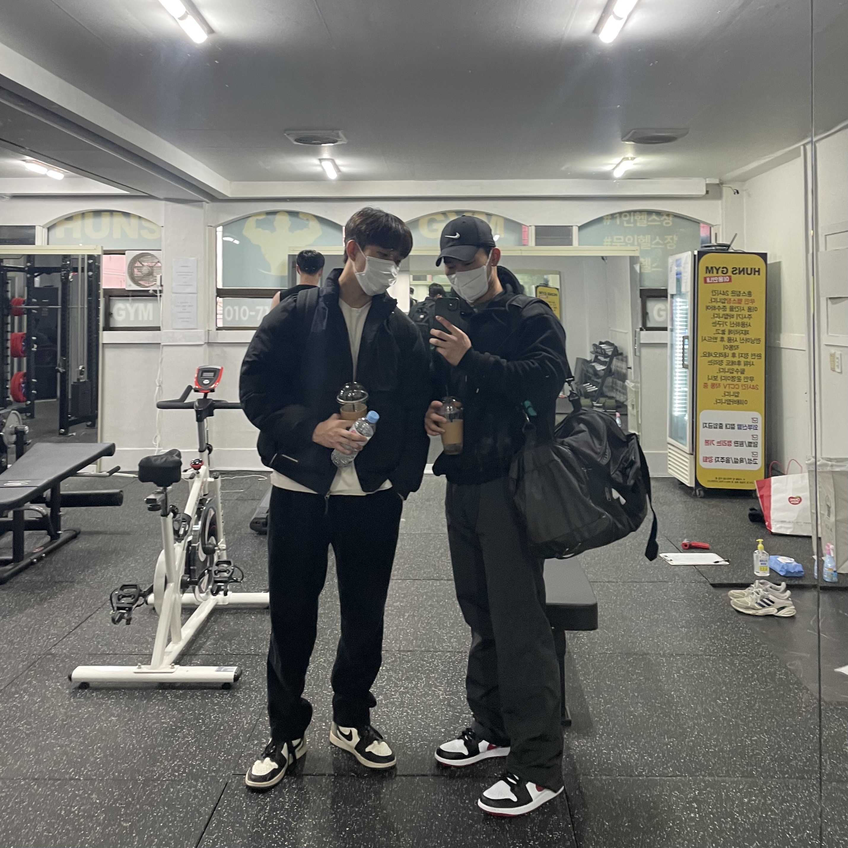 Jordan 1 Mid Gym Red Black White, Jordan 1 Retro High OG Black Mocha 착용 스타일