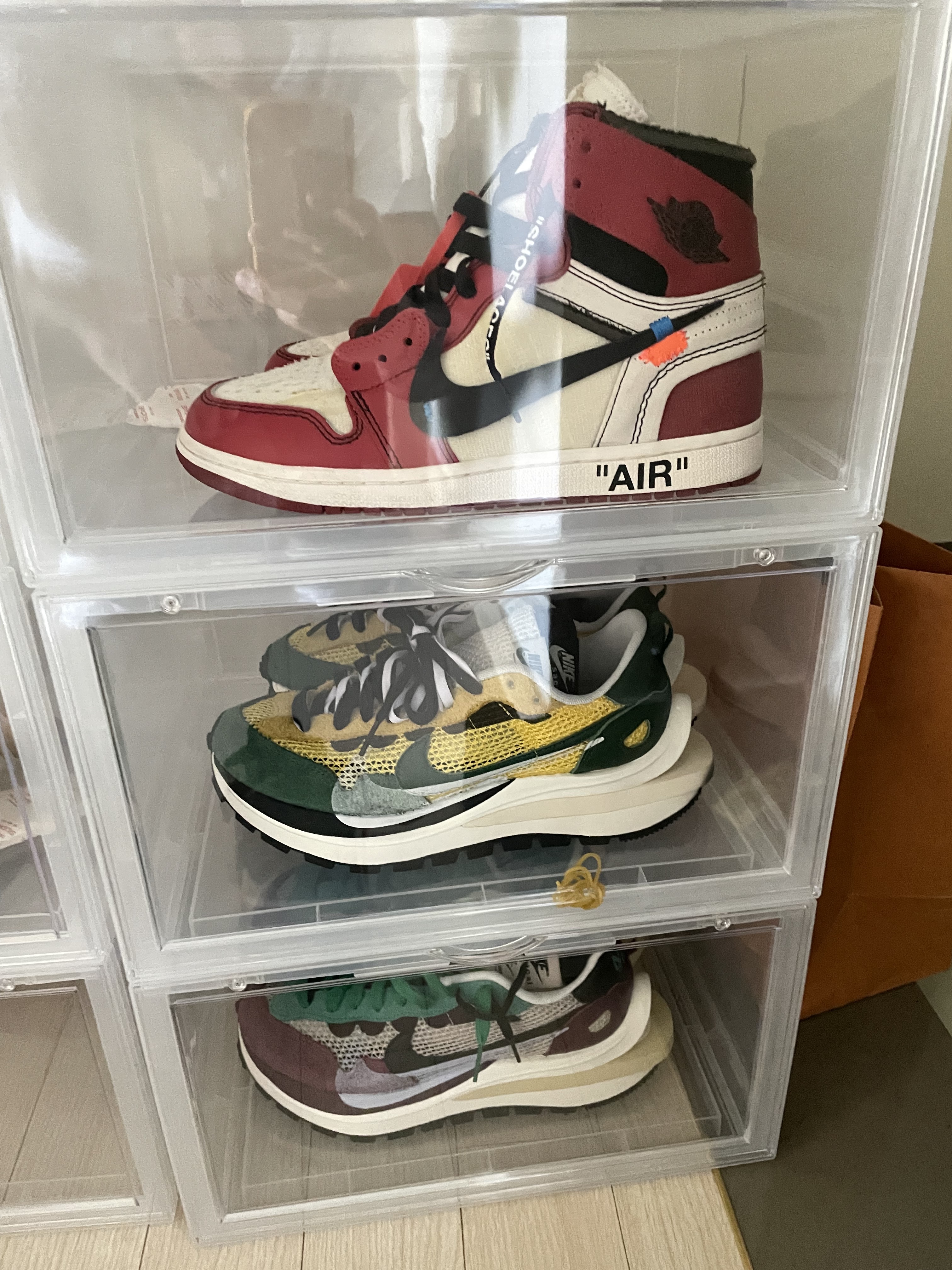 Jordan 1 x Off-White Retro High Chicago The Ten, Nike x Sacai VaporWaffle Tour Yellow & Gorge Green Sail 착용 스타일