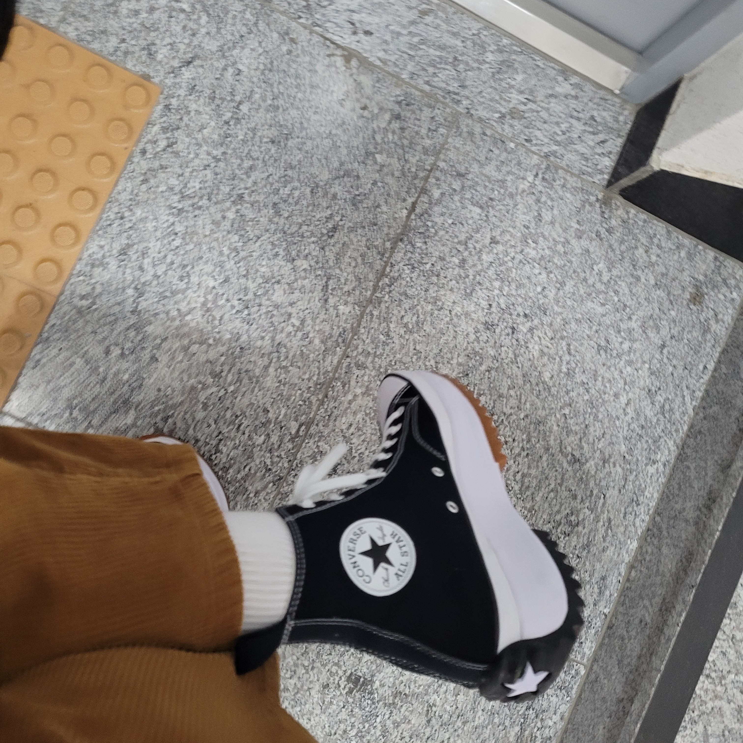 Converse Run Star Hike Hi Black White Gum 착용 스타일