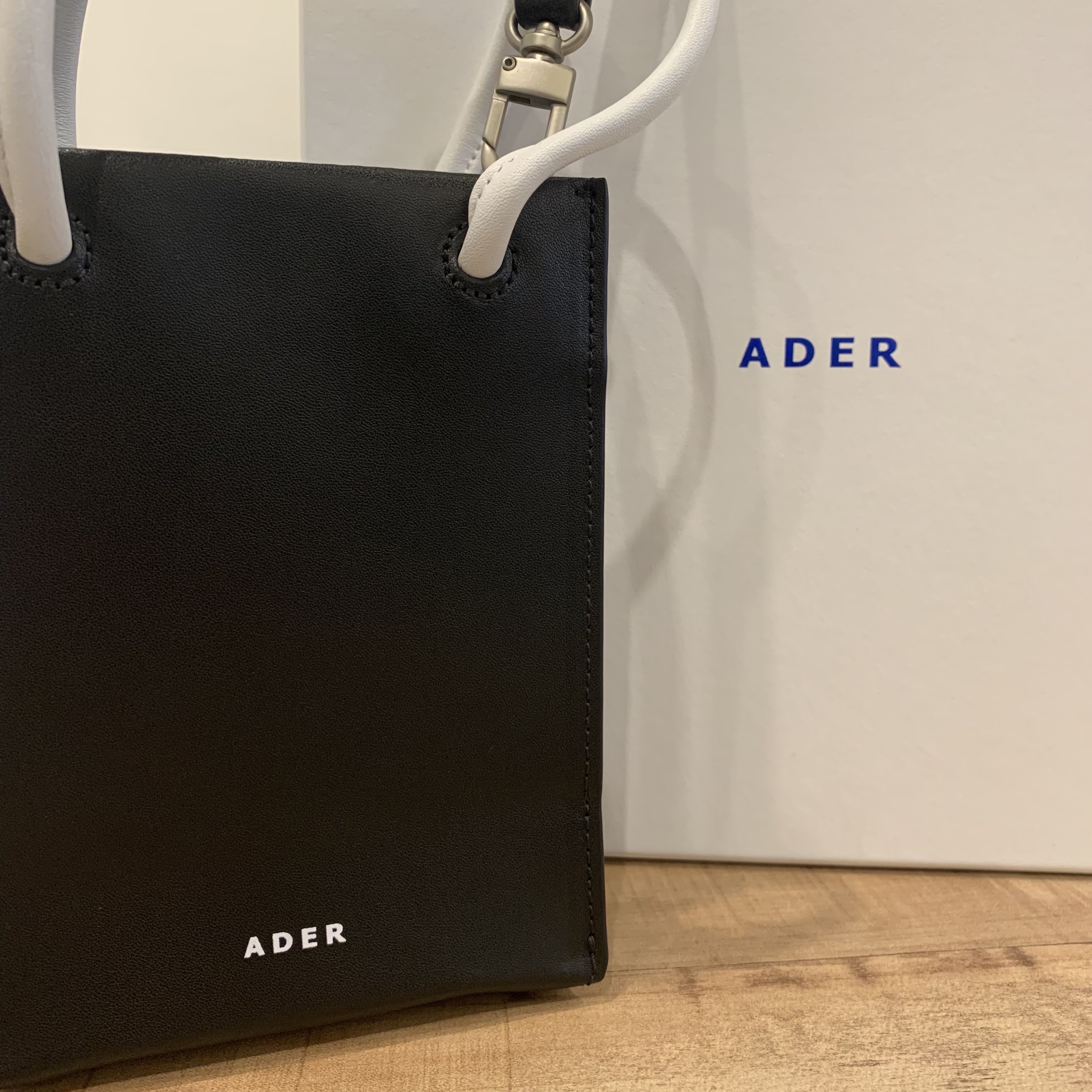 Ader Error Small Blue Bag Noir 착용 스타일 - 1
