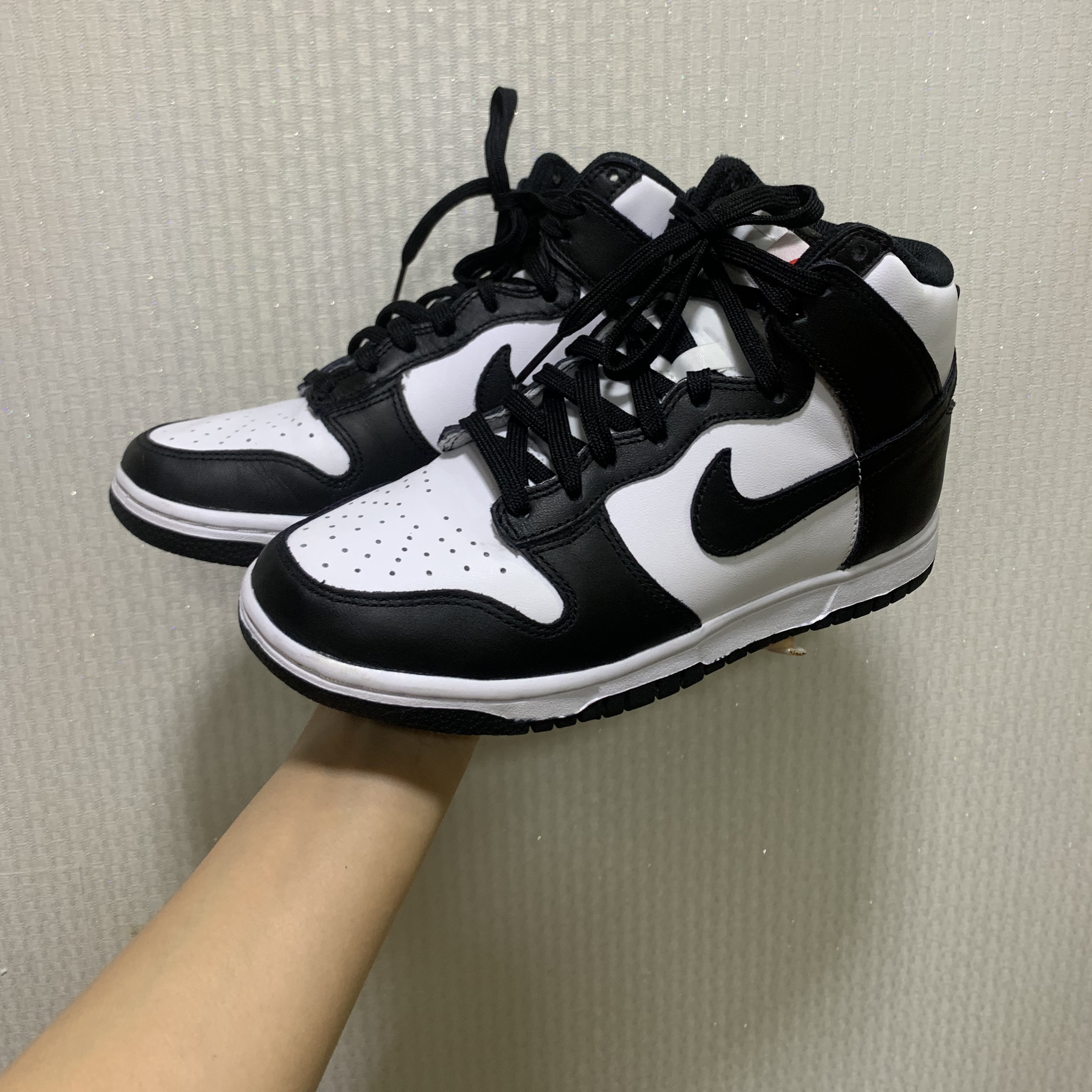 (W) Nike Dunk High Black and White 착용 스타일 - 2