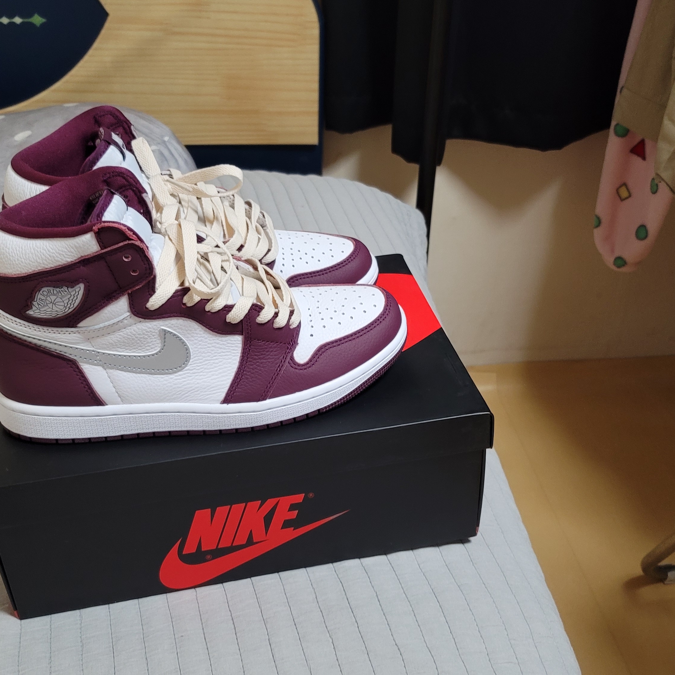 Jordan 1 Retro High OG Bordeaux 착용 스타일 - 1