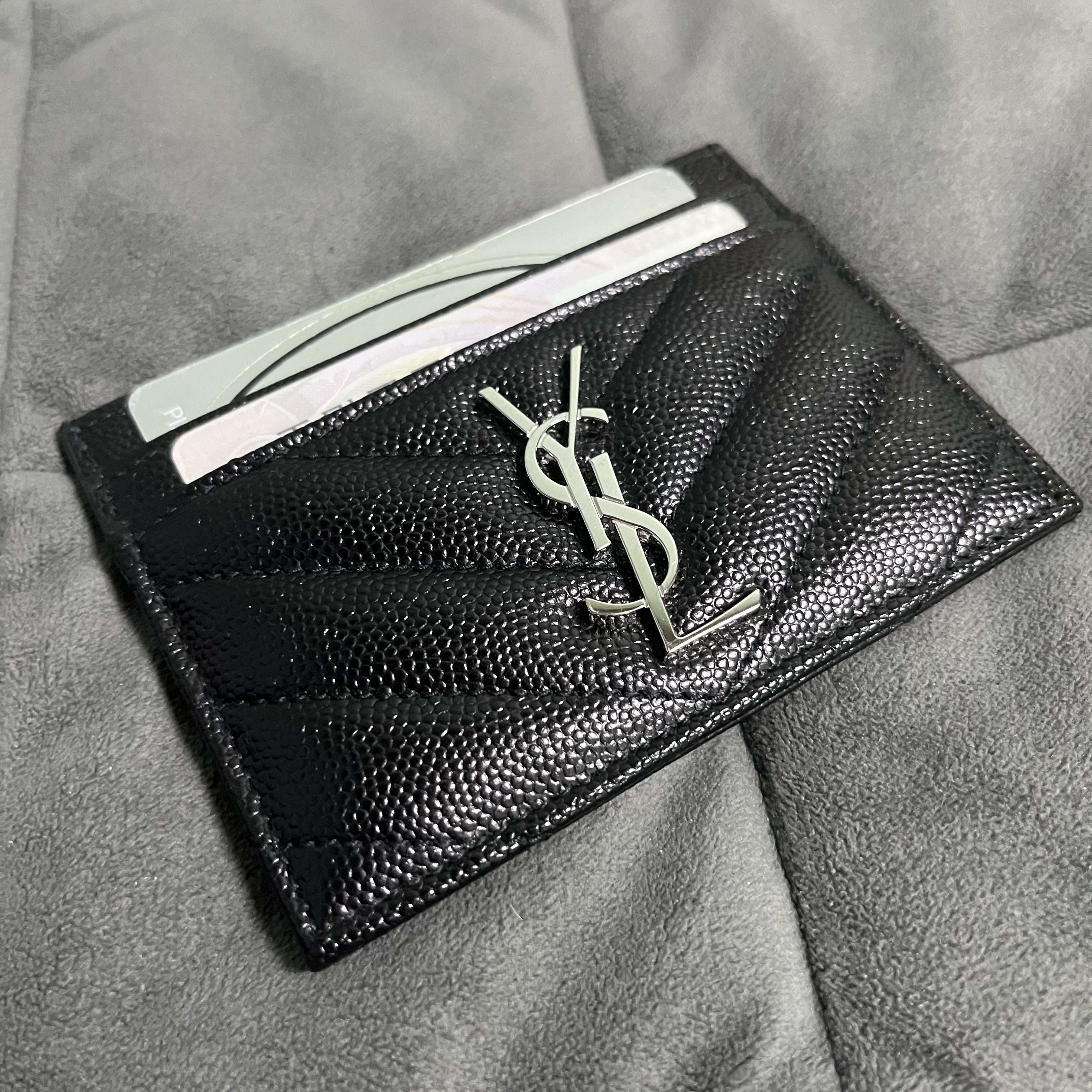 Saint Laurent Cassandre Matelasse Card Case in Grain De Poudre Embossed Leather Black 착용 스타일